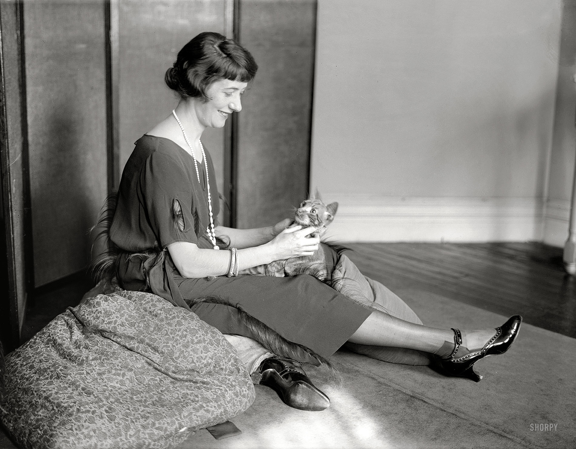 New York circa 1922. "Fontanne." The British actress Lynn Fontanne, for decades a fixture of the Broadway stage along with husband Alfred Lunt (not pictured). 5x7 glass negative, George Grantham Bain Collection. View full size.