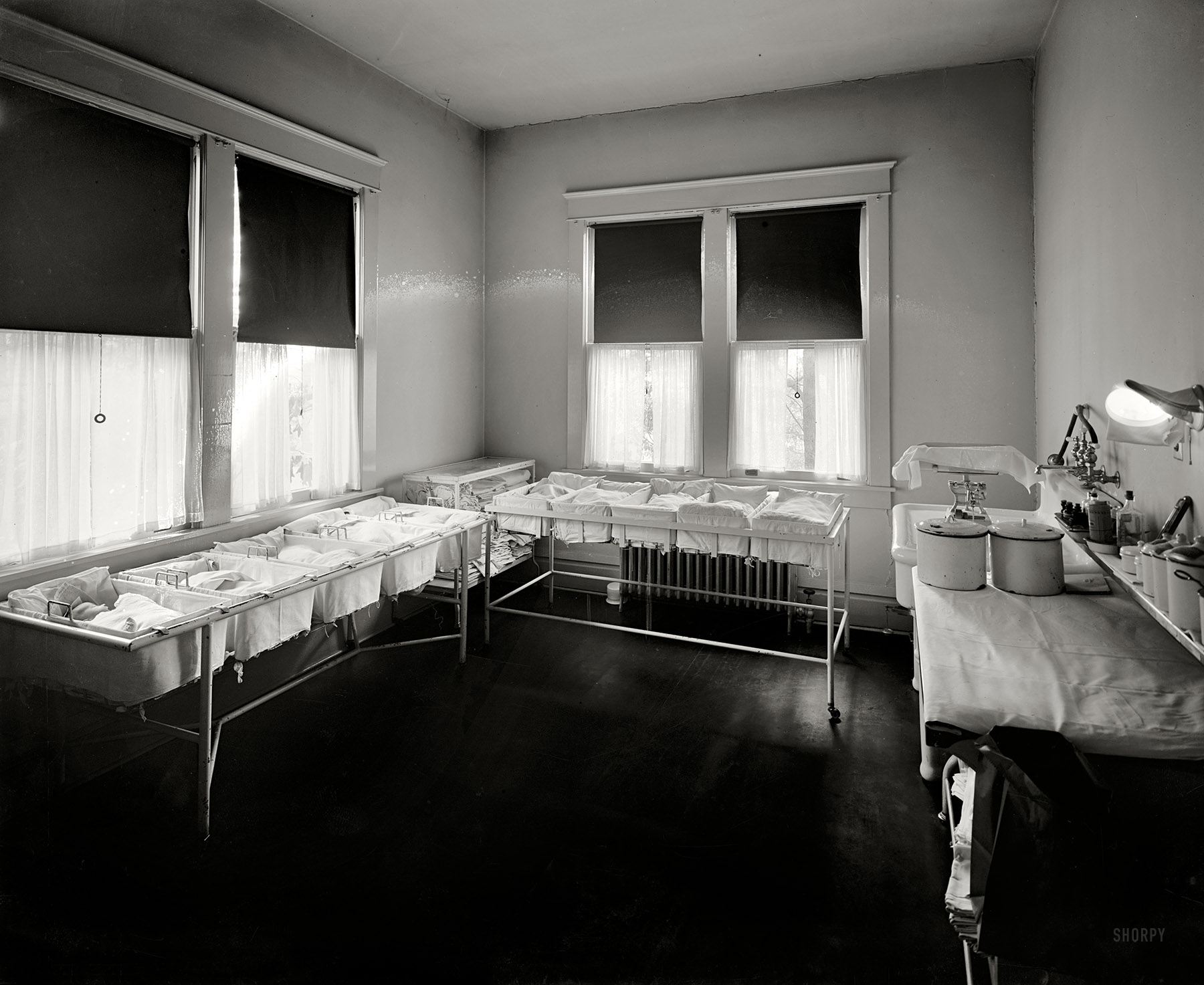 Takoma Park, Maryland, circa 1928. "Washington Sanitarium nursery." National Photo Company Collection glass negative. View full size.