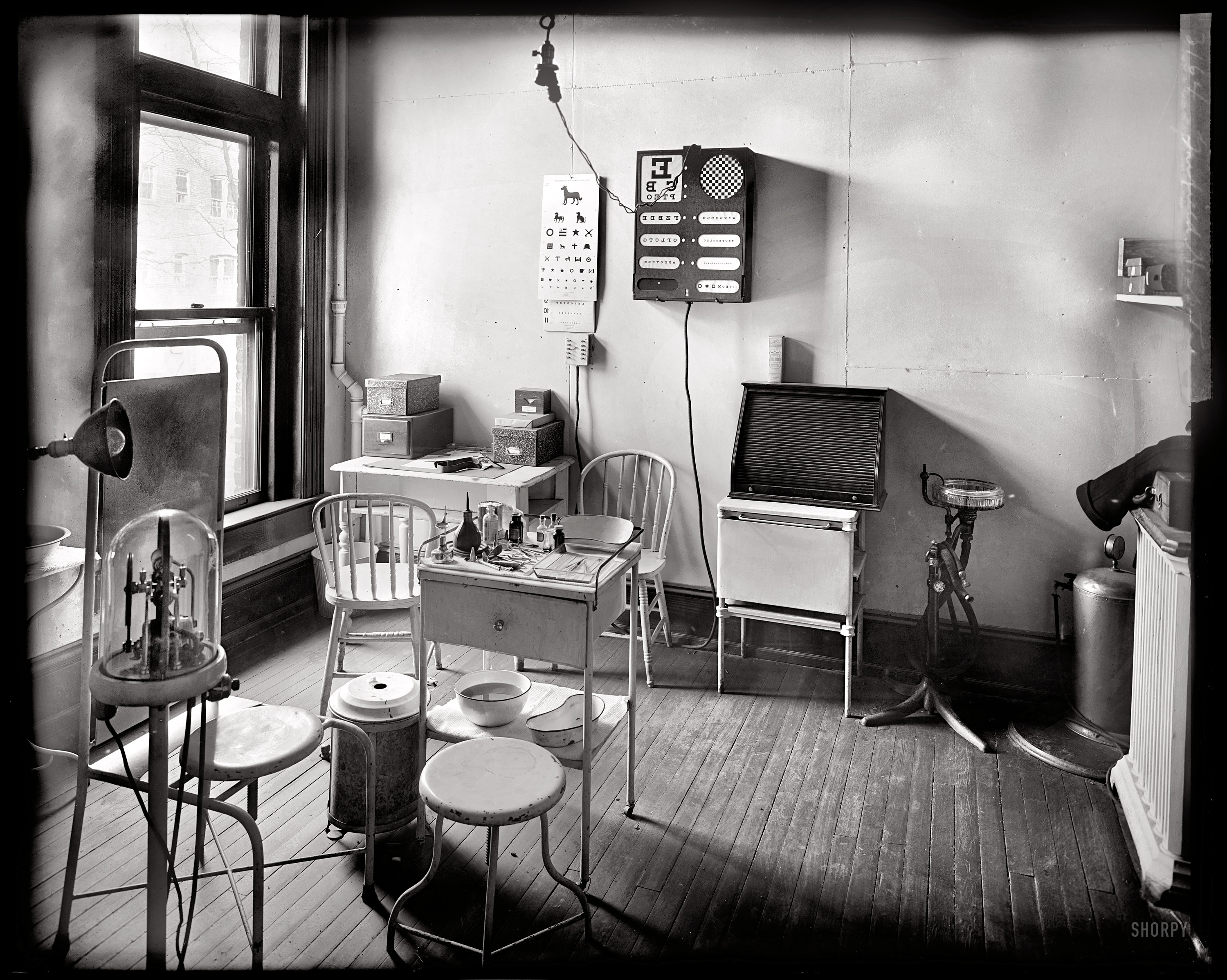 Washington, D.C., circa 1924. "Examination room, Garfield Hospital." Home to all the latest equipment. National Photo glass negative. View full size.