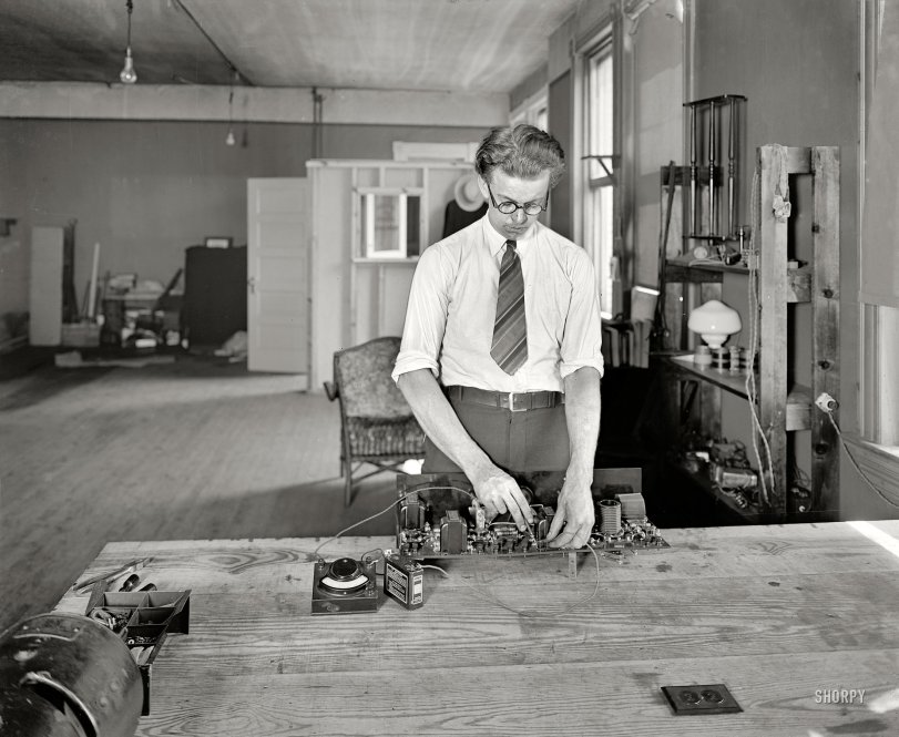 Washington, D.C., circa 1921. "Loomis Radio School." Another look behind the scenes at the technical school run by Mary Texanna Loomis. National Photo Company Collection glass negative. View full size.
