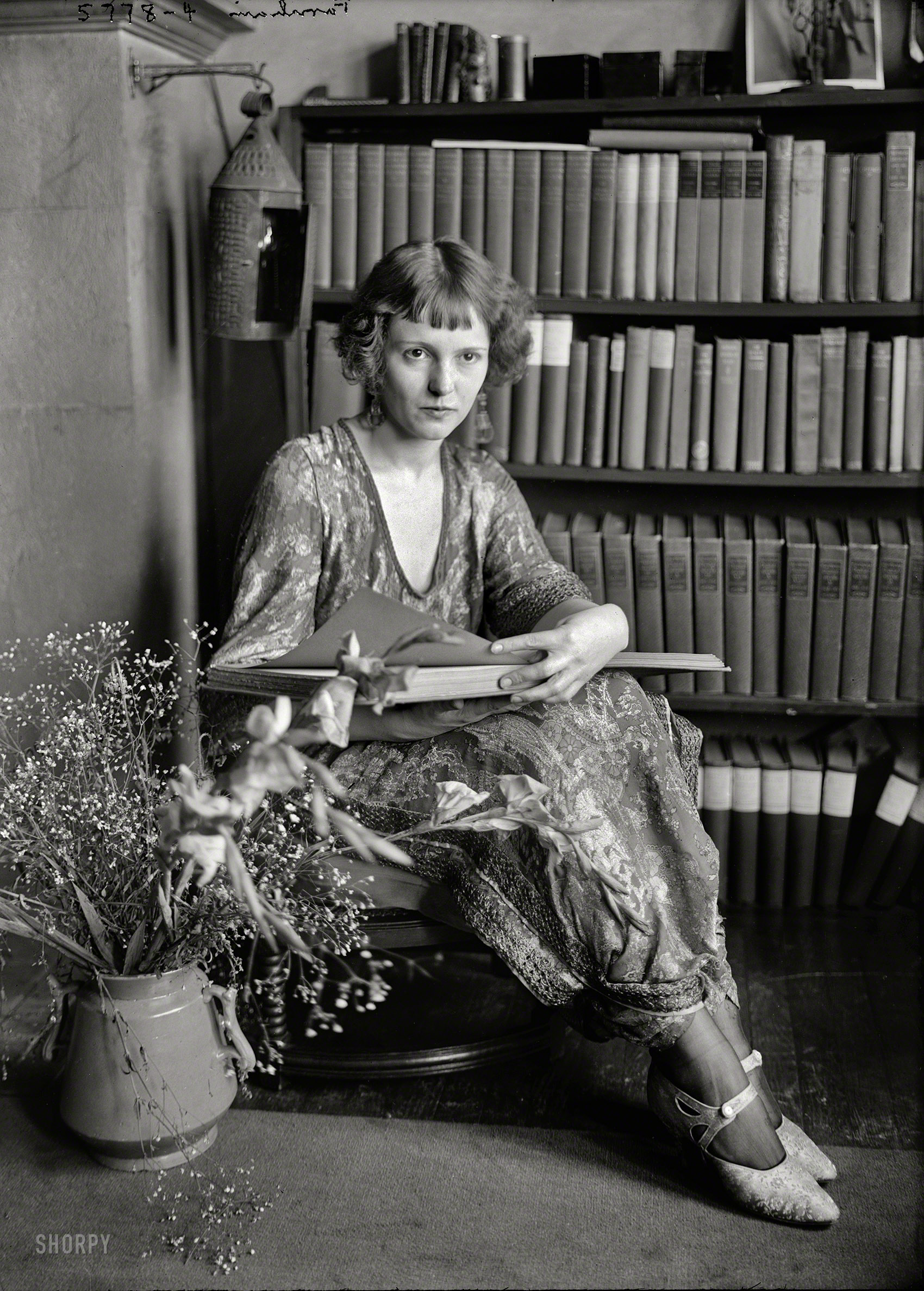 New York circa 1922. A label transcribed as "Farraham" semi-identifies this enigmatic lady, last seen here. Bain News Service glass negative. View full size.