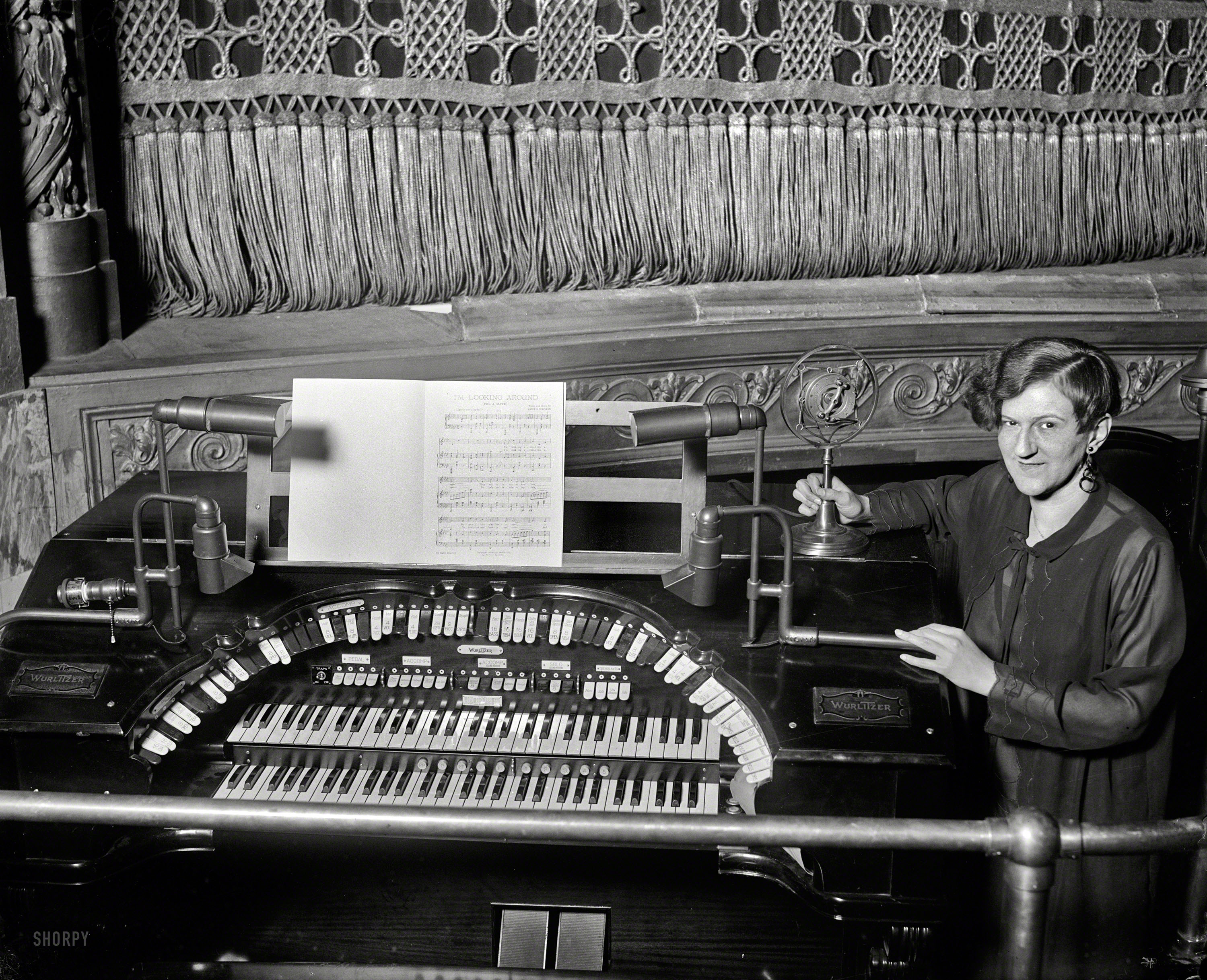 Washington. D.C., 1928. "Miss Irene Juno interprets the action pictured on the screen at Keith's Theater on the new $30,000 Wurlitzer orchestral unit recently installed to give the films added potency." Up next: "I'm Looking Around (For a Mate)." Harris & Ewing Collection glass negative. View full size.