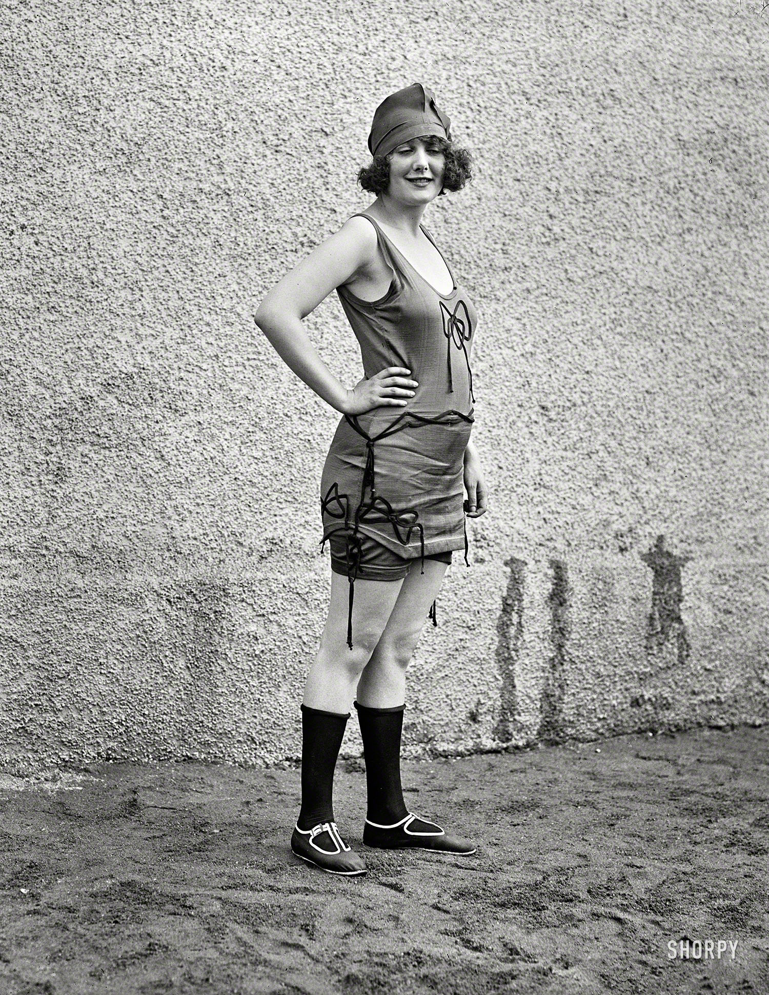 June 17, 1922. "Washington Advertising Club bathing costume contest at Tidal Basin." Our second look at the stylish entry of Miss Anna Niebel, the "former Follies girl" who took first place. Harris & Ewing glass negative. View full size.
