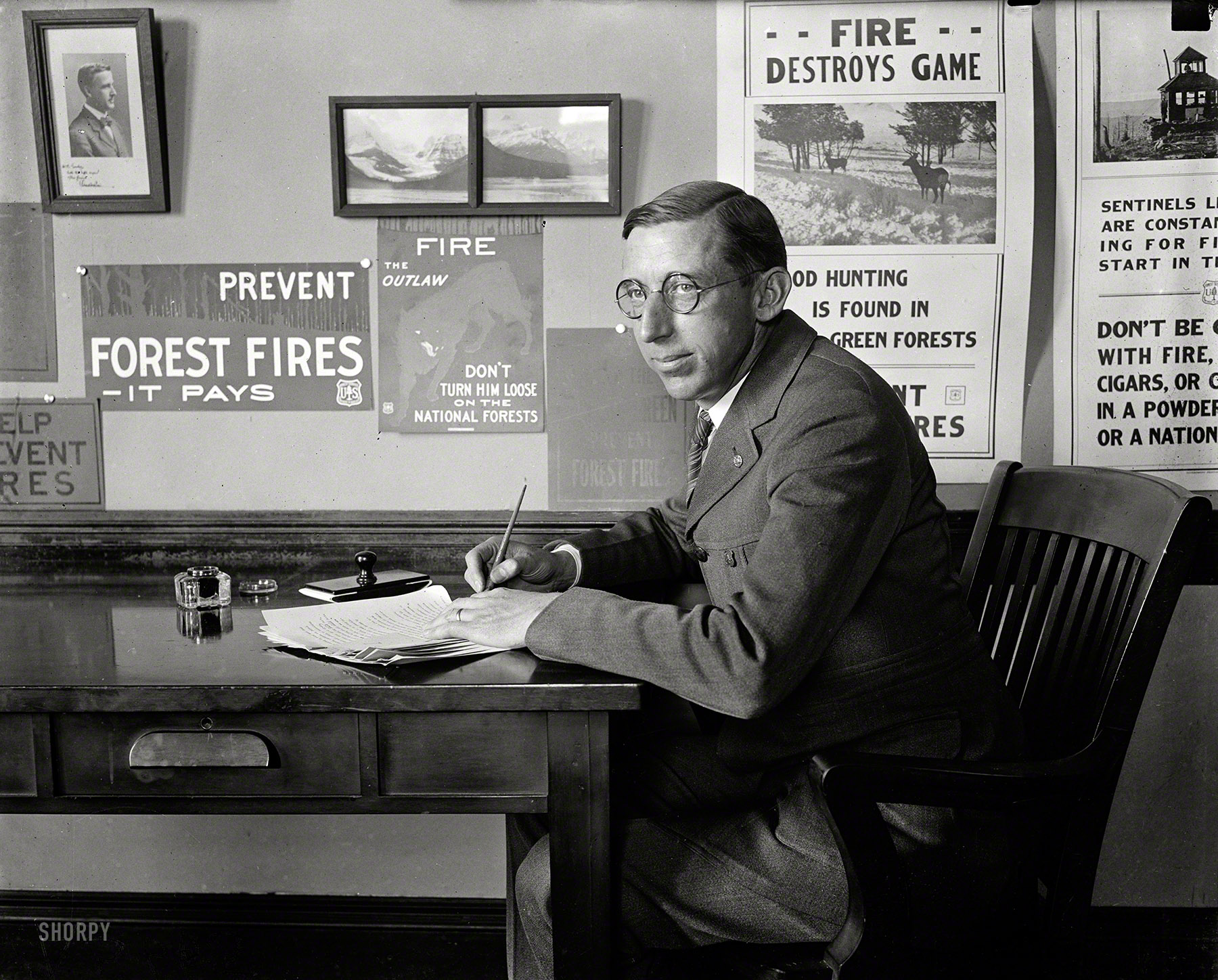 April 1923. Washington, D.C. Another unlabeled Harris & Ewing plate, showing someone we imagine to be the bureaucrat tasked with kindling fire-prevention slogans. Say, does it seem a little smokey in here? View full size.