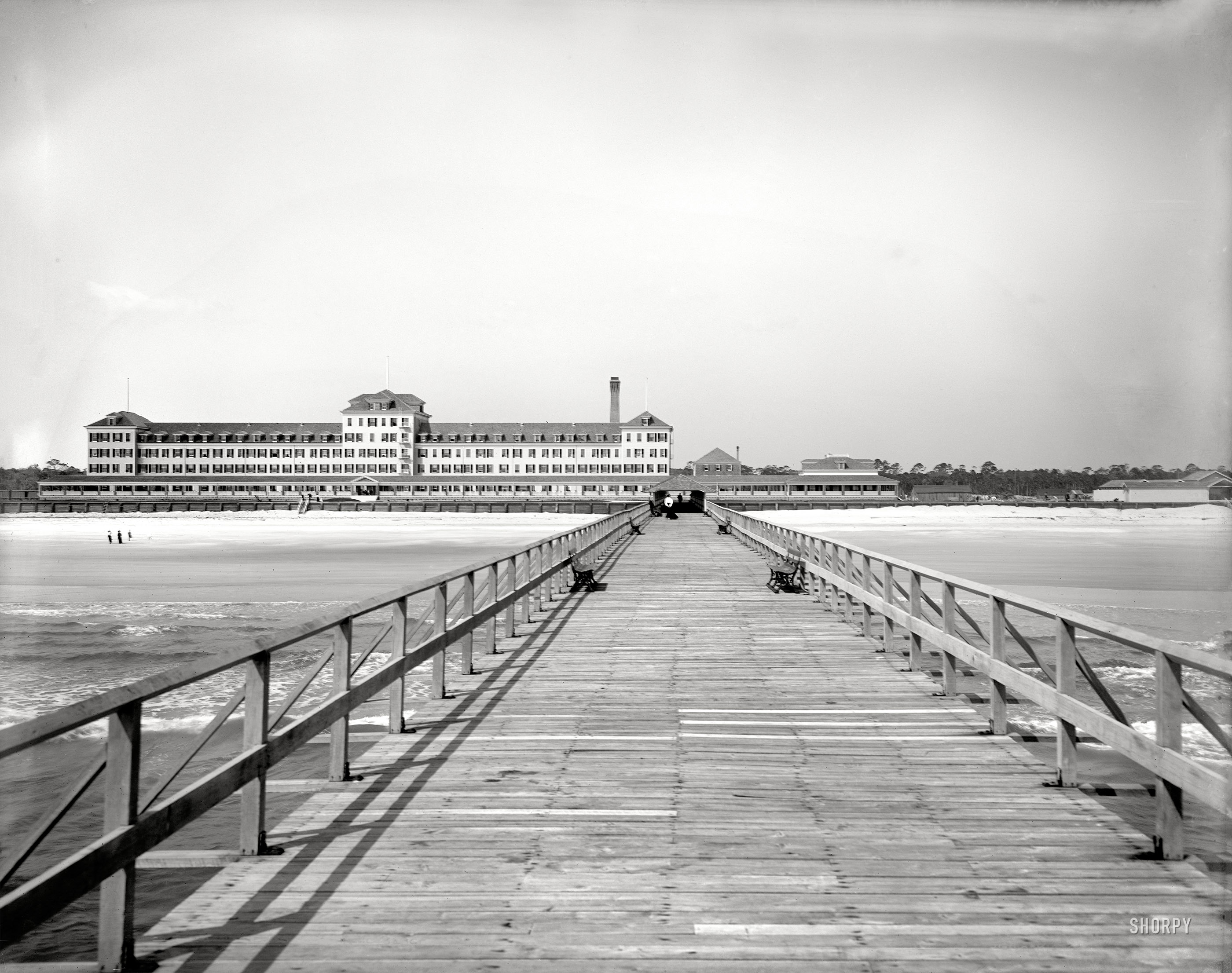1902. "Hotel Continental -- Atlantic Beach, Florida." Henry Flagler's massive wood-frame hostelry opened in 1901 and burned in 1919. 8x10 inch dry plate glass negative by William Henry Jackson, Detroit Publishing Co. View full size.