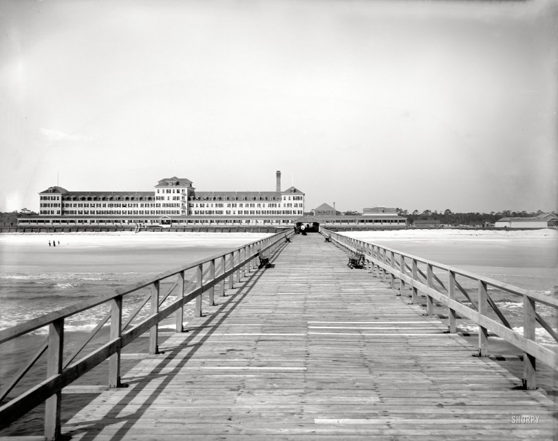 1902. "Hotel Continental -- Atlantic Beach, Florida." Henry Flagler's massive wood-frame hostelry opened in 1901 and burned in 1919. 8x10 inch dry plate glass negative by William Henry Jackson, Detroit Publishing Co. View full size.
