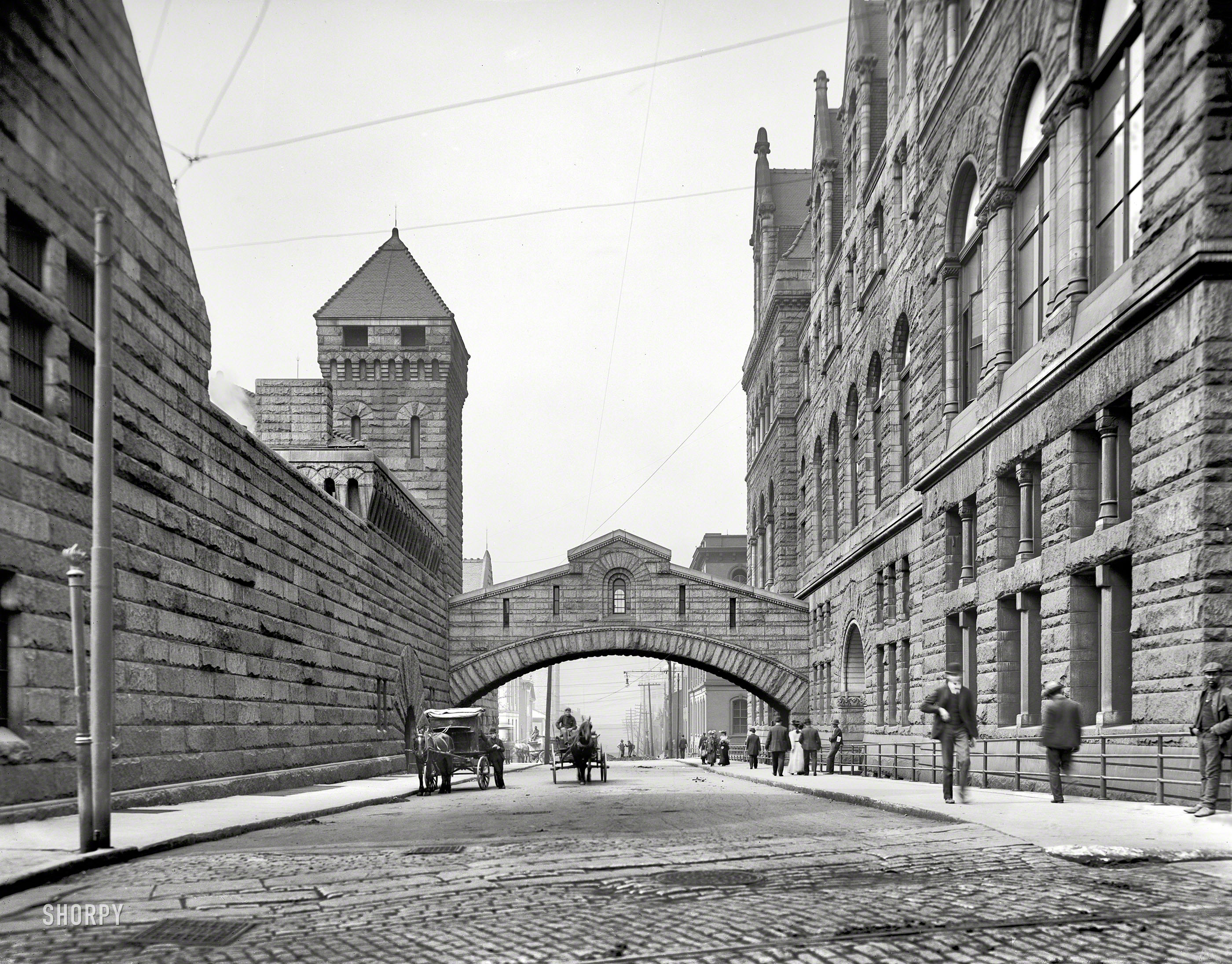 Circa 1903. "Bridge of Sighs, Pittsburgh." Named after the famous span in Venice, it was used to transport prisoners between the Allegheny County Courthouse and the jail. 8x10 inch glass negative, Detroit Publishing Company. View full size.