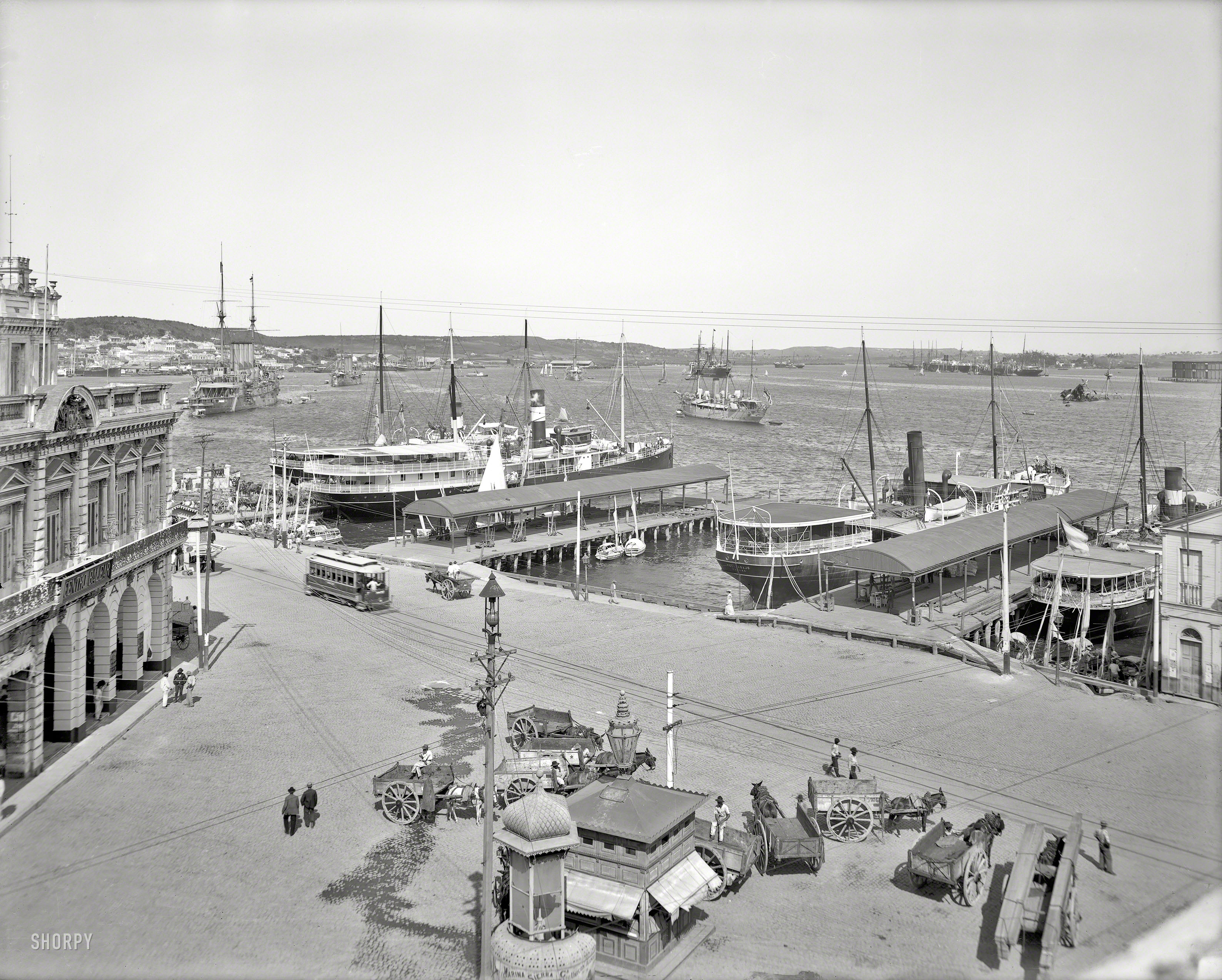 Havana, Cuba, circa 1904. "Harbor and Muelle Luz (Light Pier)." Note shipwreck at right. 8x10 inch glass negative, Detroit Publishing Company. View full size.