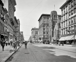 Circa 1905. "South Salina Street, Syracuse, N.Y." Meet you in an hour at the "Credit Parlors." 8x10 glass negative, Detroit Publishing Co. View full size.