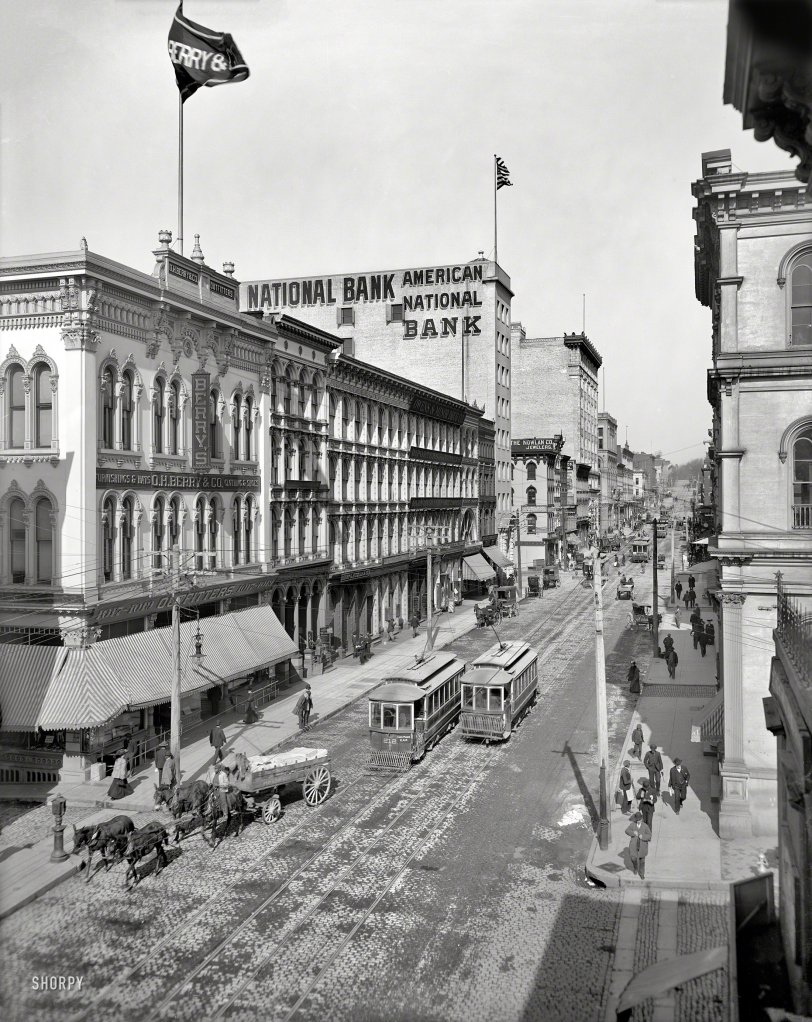 Richmond, Virginia, circa 1905. "Main Street from Eleventh." 8x10 glass negative, Detroit Publishing Co. View full size. An earlier (and lower) view here.
