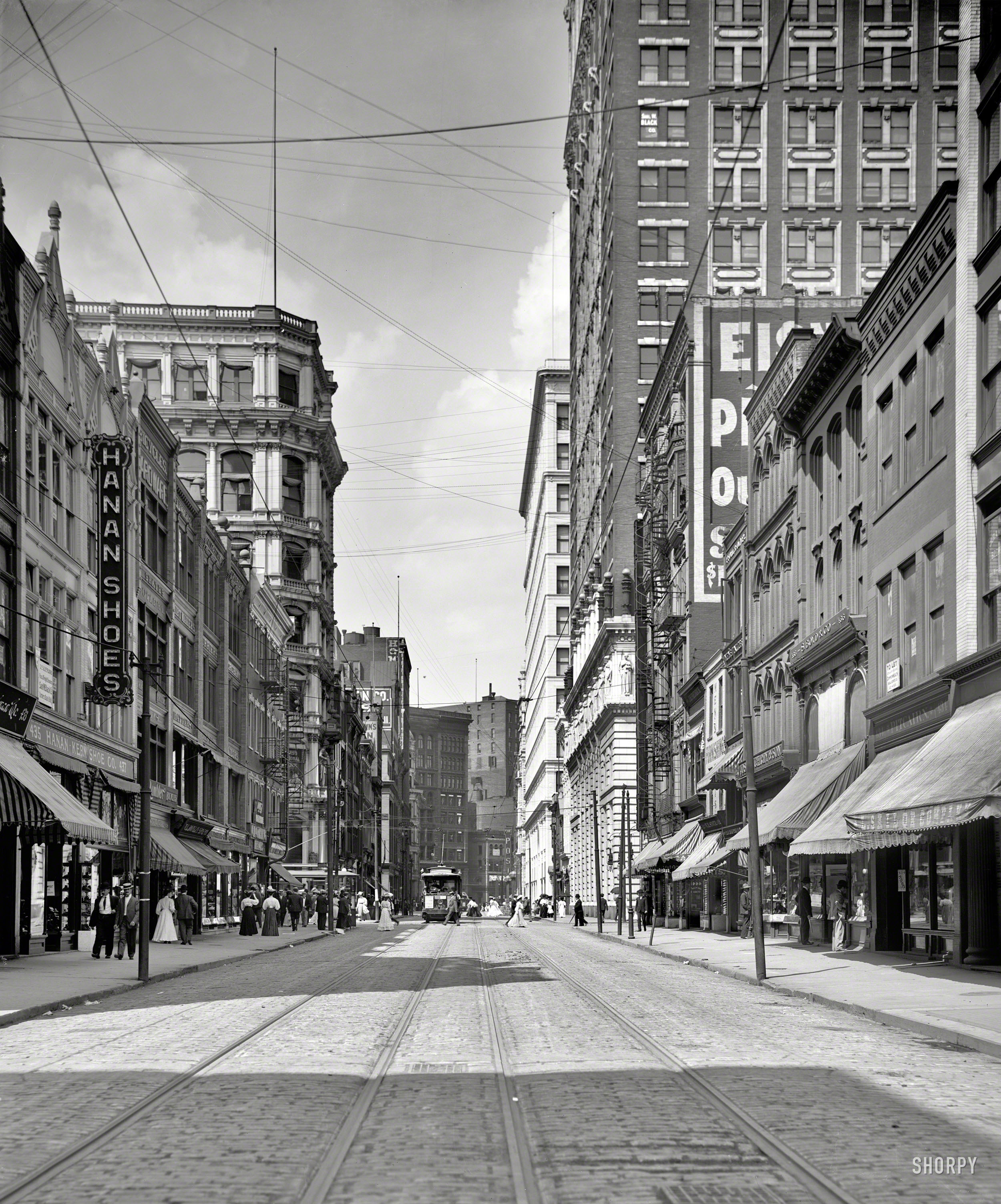 Circa 1905. "Wood Street, Pittsburg, Pa." Home to Hanan Shoes. 8x10 inch dry plate glass negative, Detroit Publishing Company. View full size.