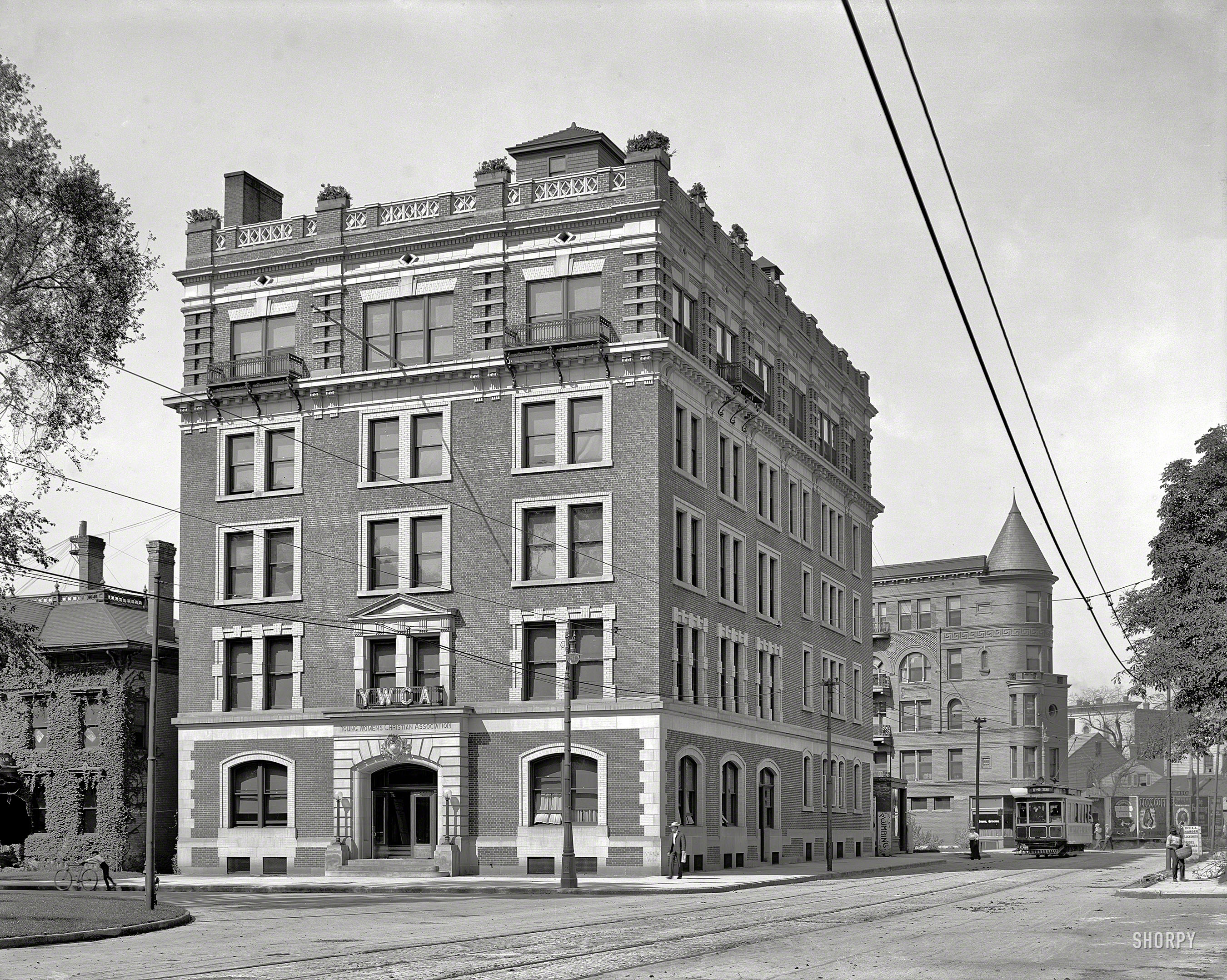 Circa 1906. "Y.W.C.A. building, Detroit." Once again the interesting stuff is at the periphery -- note signage at right advertising Cracker Jack and the services of a "bell hanger." 8x10 inch glass negative, Detroit Publishing Co. View full size.