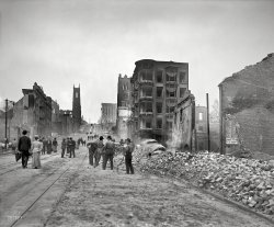 "Clearing away the debris, California Street, San Francisco." Aftermath of the earthquake and fire of April 18, 1906. 8x10 glass negative. View full size.