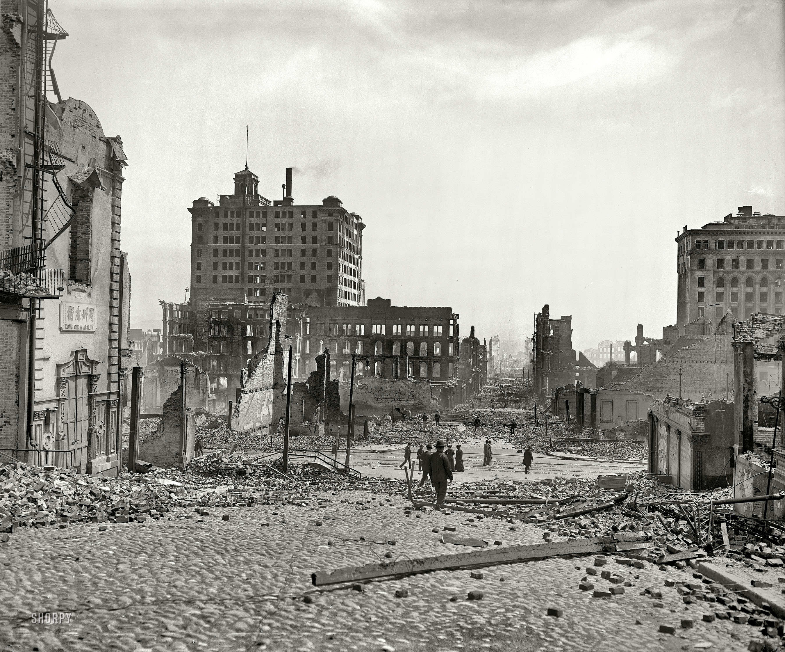 "Pine Street below Kearney." Aftermath of the great San Francisco earthquake and fire of April 18, 1906. 8x10 inch dry plate glass negative. View full size.