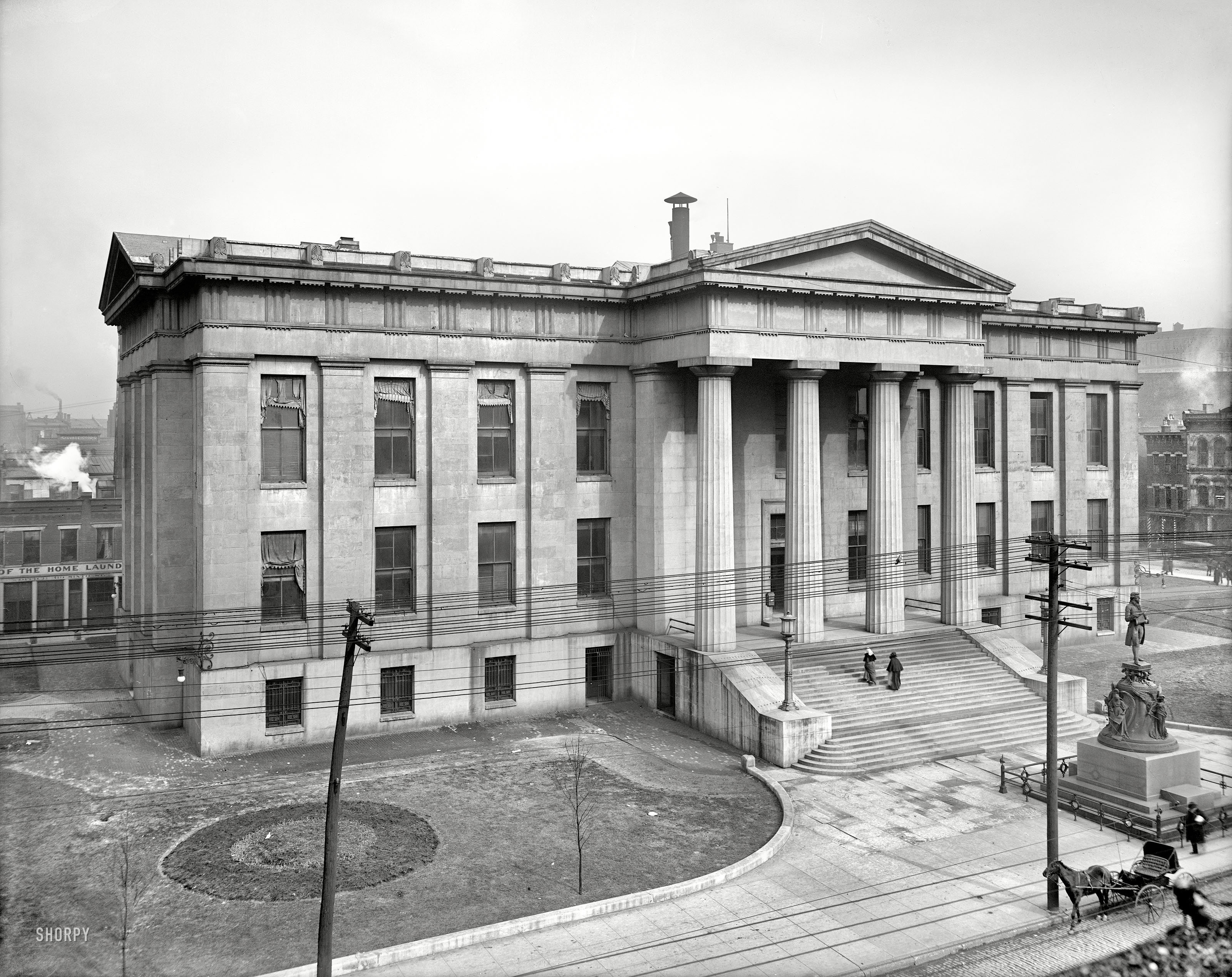 Circa 1906, continuing our tour of the Derby City. "Courthouse and Thomas Jefferson statue, Louisville, Kentucky." The building, which took over 20 years to complete, was called an "elephantine monstrosity" by one local newspaper. Elephantine or not, the pigeons like it. 8x10 glass negative. View full size.