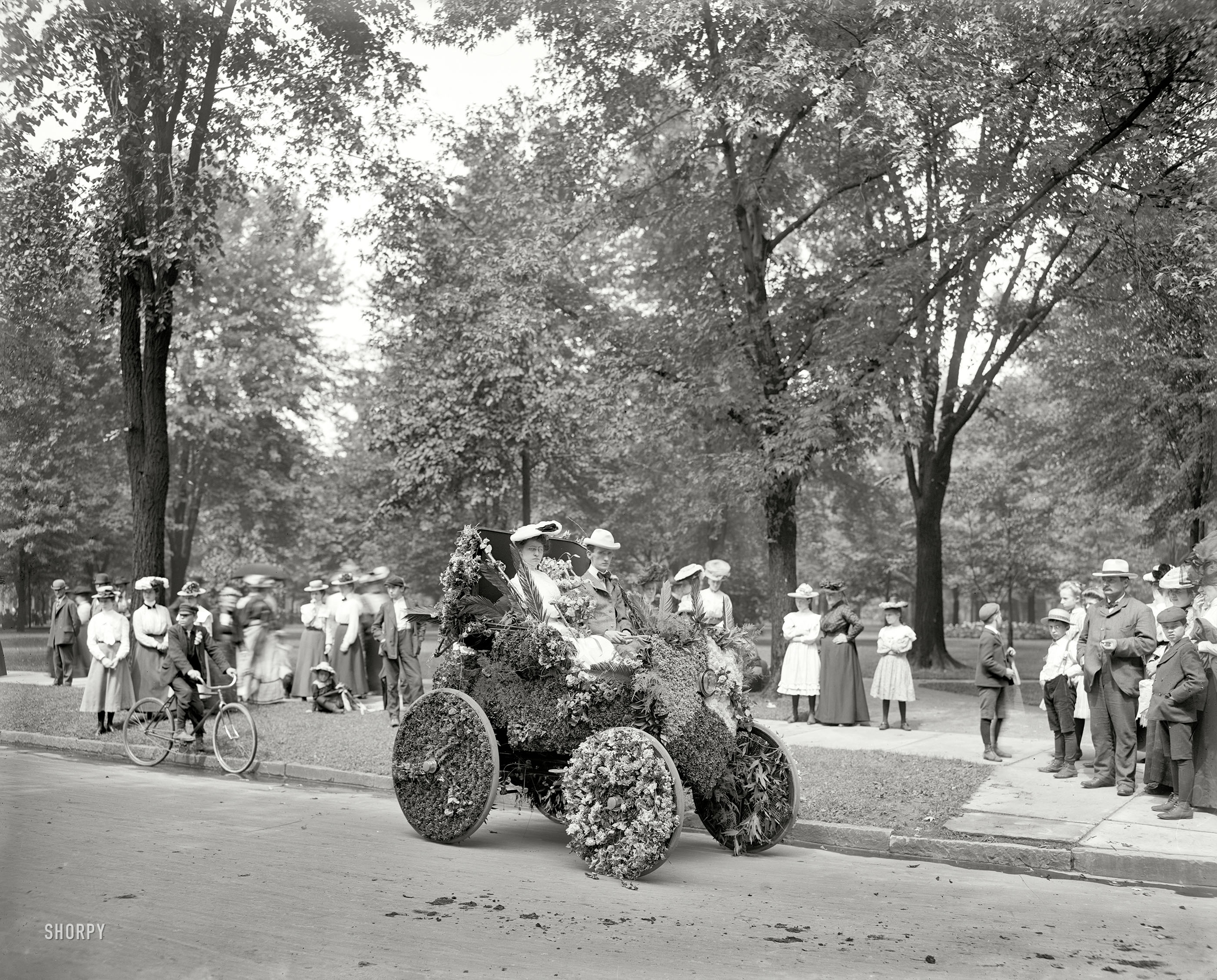 Detroit, 1901. "Bicentenary celebration floral parade -- automobile of William Metzger." 8x10 inch glass negative, Detroit Publishing Company. View full size.