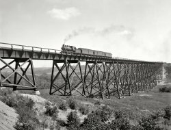 Iowa circa 1902. "Chicago & North Western Railway -- steel viaduct over Des Moines River." 8x10 glass negative by William Henry Jackson. View full size.