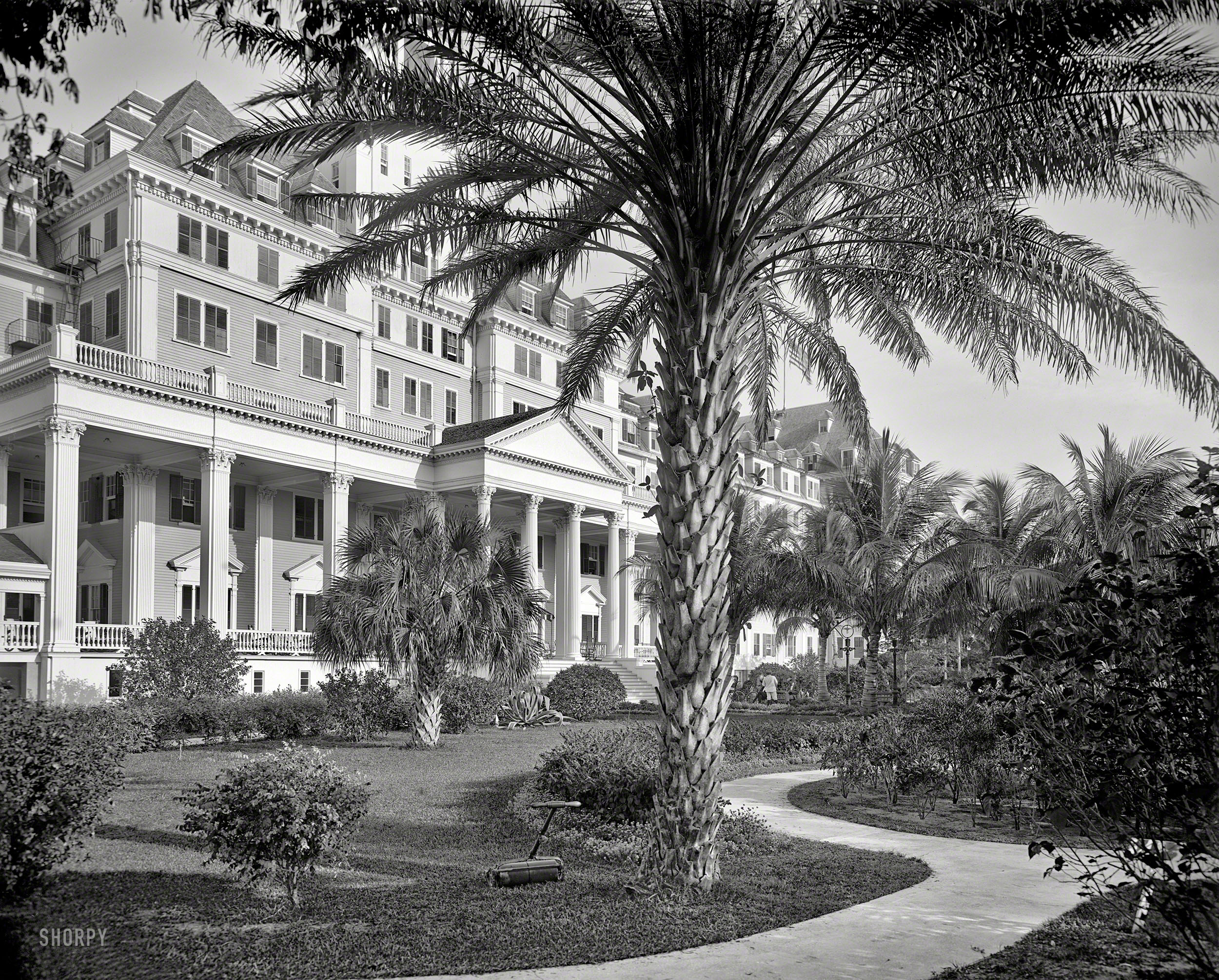 Palm Beach in 1902. "Royal Poinciana Hotel, entrance." 8x10 glass negative by William Henry Jackson, Detroit Photographic Company. View full size.