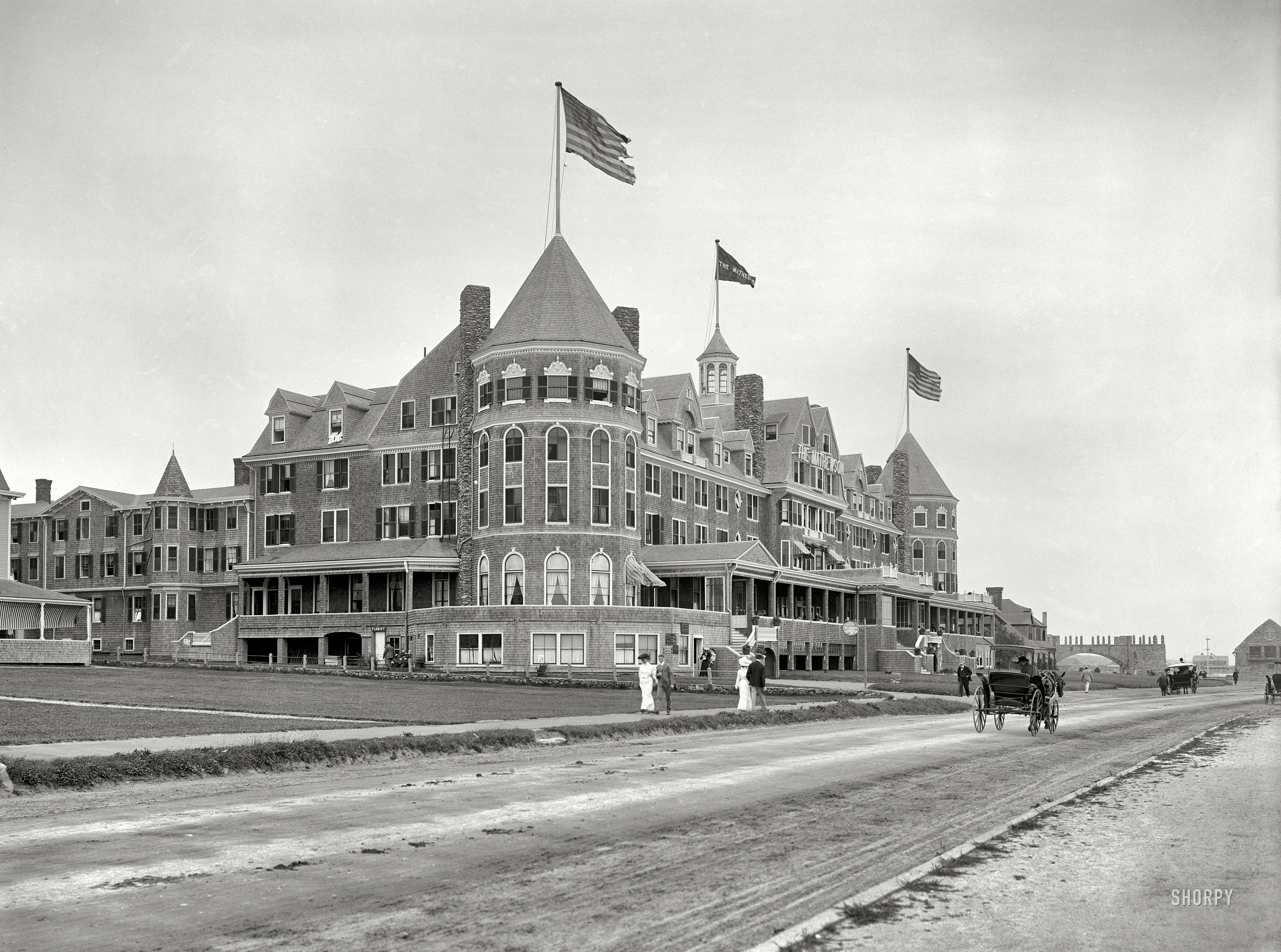 Narragansett Pier, Rhode Island, circa 1910. "Hotel (New) Mathewson." For many years the pre-eminent lodging in the "City of Hotels." View full size.