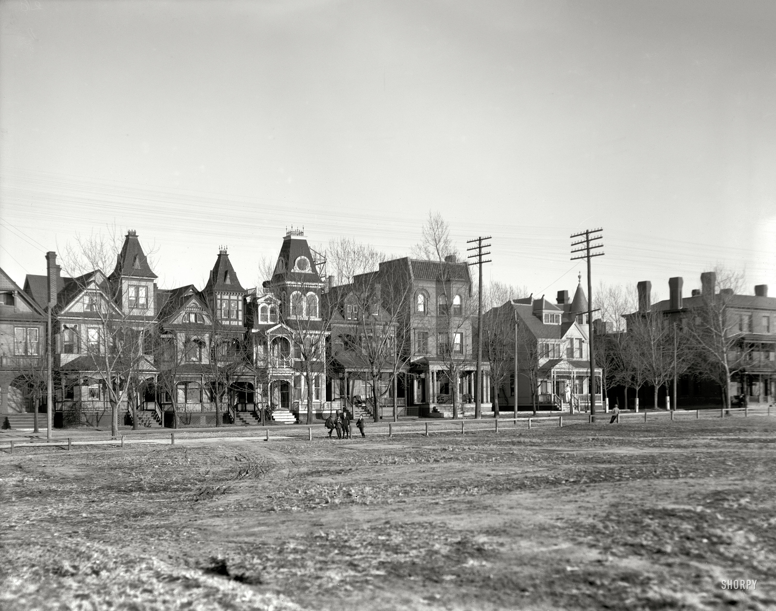 Newport News, Virginia, circa 1905. "West Avenue residences." 8x10 inch dry plate glass negative, Detroit Publishing Company. View full size.