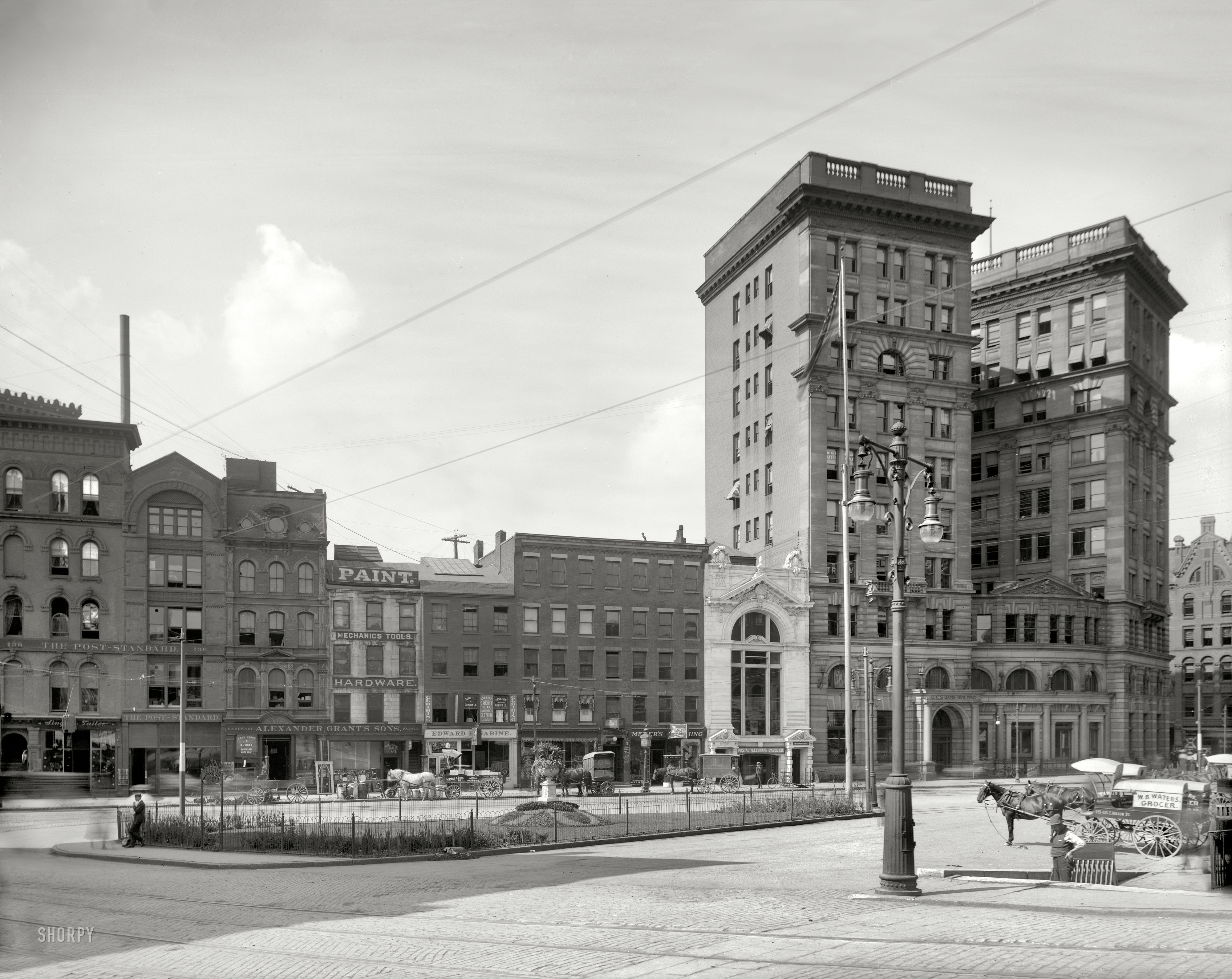 Syracuse, New York, circa 1900. "Onondaga County Savings Building & Veteran Park." 8x10 inch glass negative, Detroit Publishing Company. View full size.