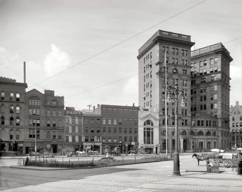 Syracuse, New York, circa 1900. "Onondaga County Savings Building &amp; Veteran Park." 8x10 inch glass negative, Detroit Publishing Company. View full size.
