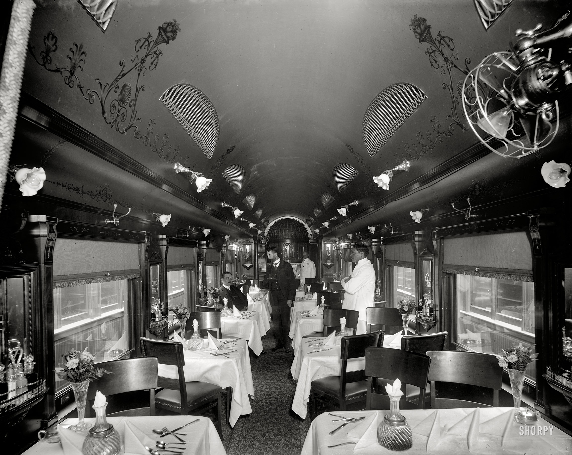 Circa 1902. "Delaware, Lackawanna & Western Railroad dining car." 8x10 inch dry plate glass negative, Detroit Publishing Company. View full size.