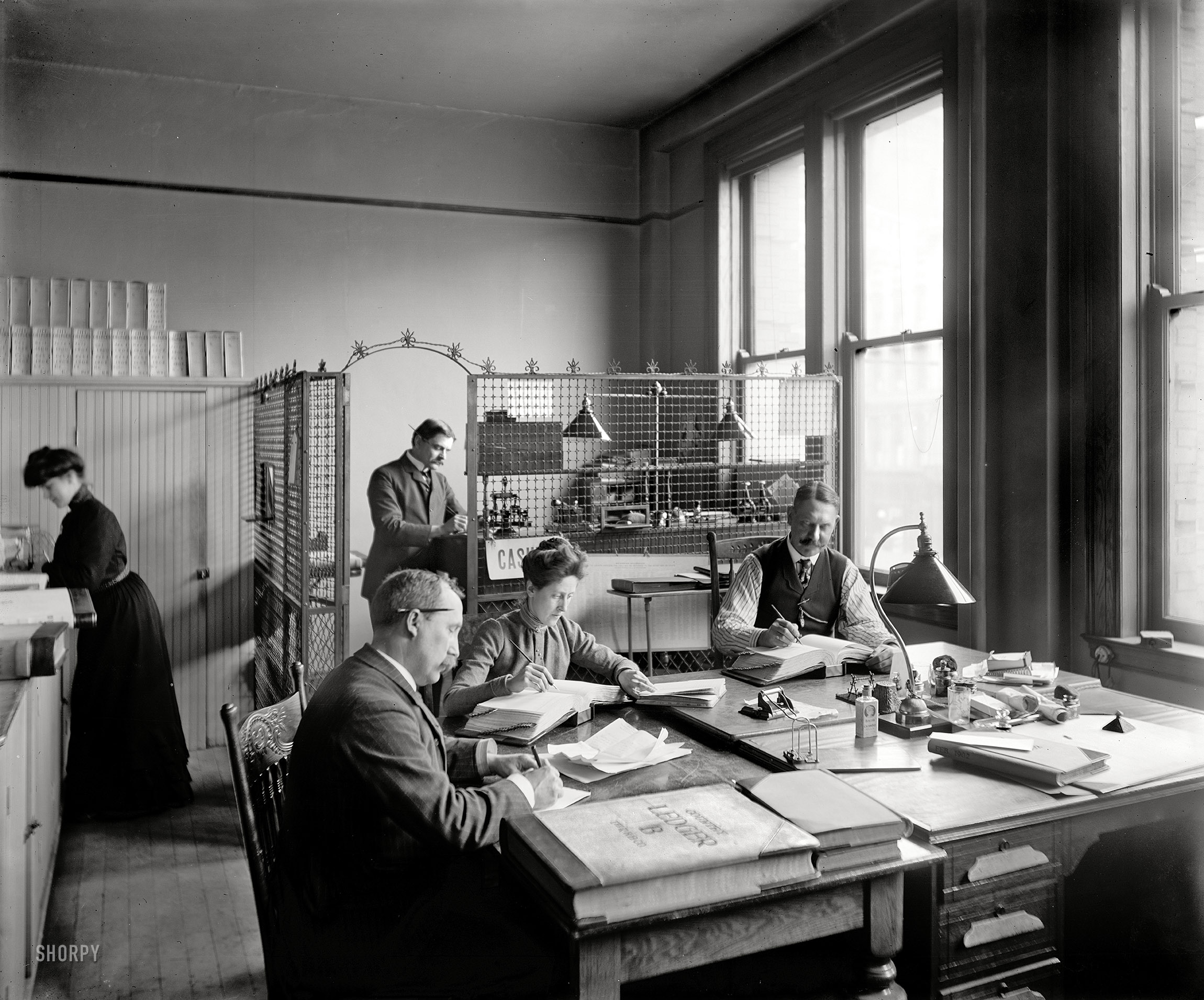 1902. "Cashier cage -- Richmond & Backus Co., Detroit." Another peek behind the scenes at this printing and bindery business. 8x10 glass negative. View full size.