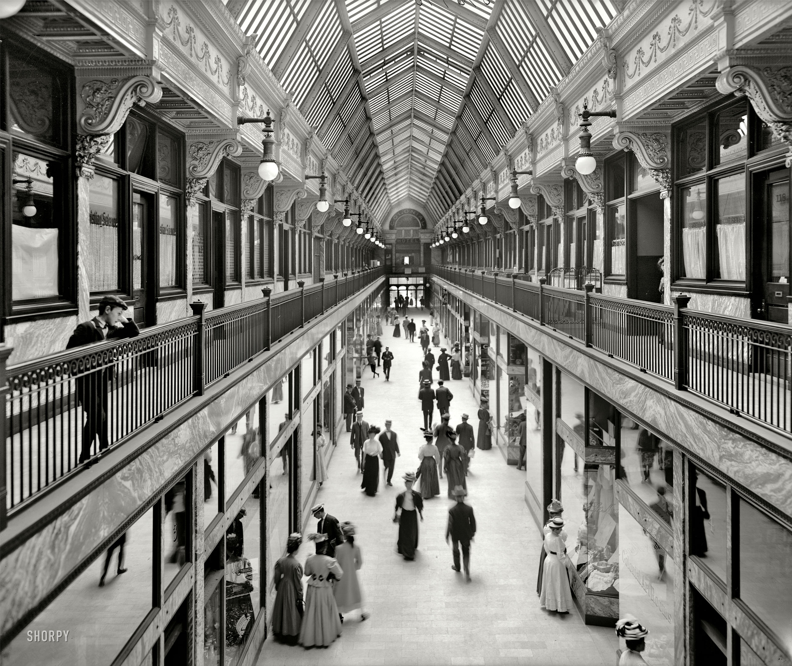 Cleveland circa 1908. "Colonial Arcade." Seen earlier here and here. 8x10 inch dry plate glass negative, Detroit Publishing Company. View full size.