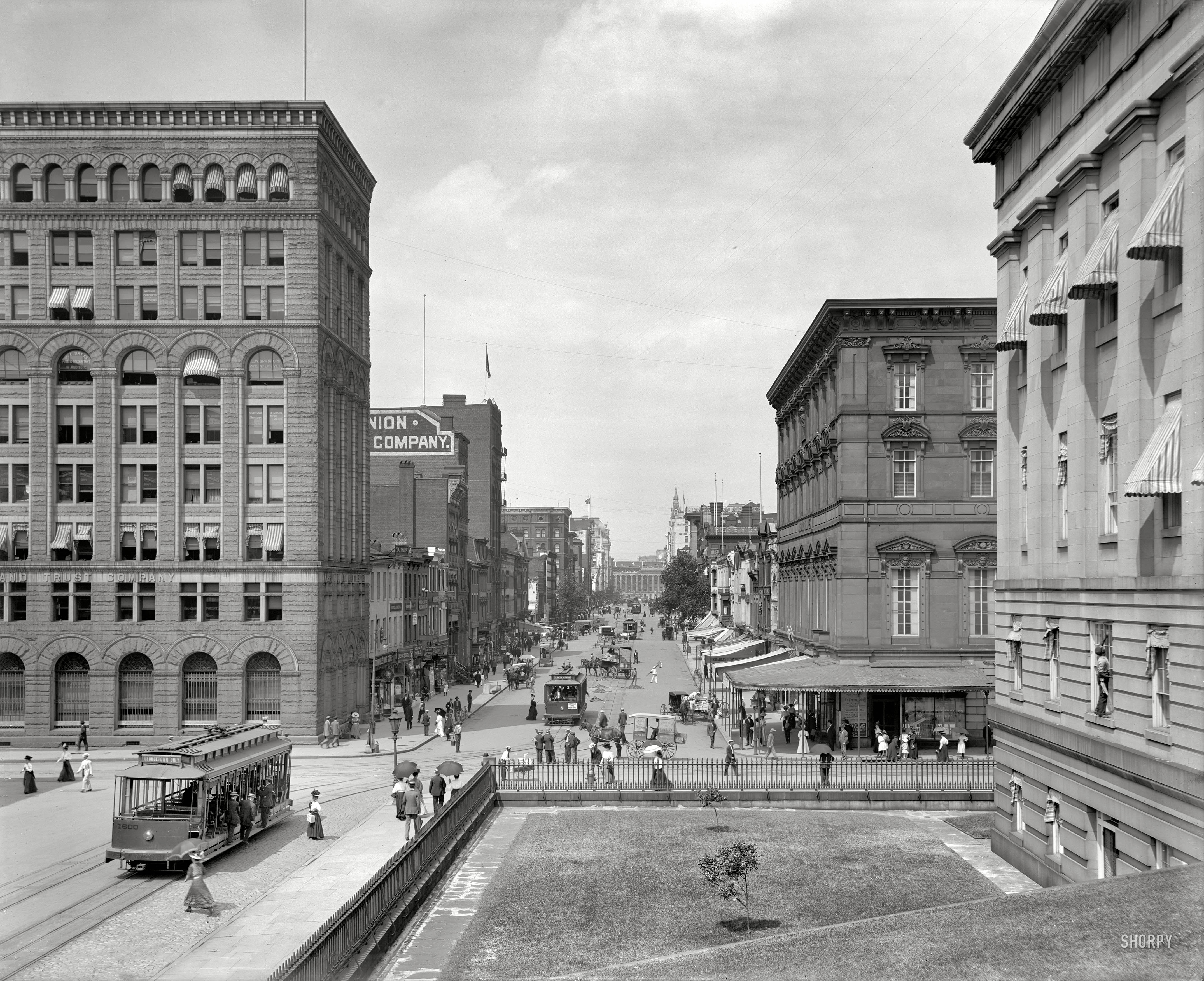 Washington, D.C., circa 1908 "F Street, looking toward Treasury." Note the sign on the Lincoln Park streetcar advertising the "hydraulic dive" at Glen Echo. 8x10 inch glass negative, Detroit Publishing Company. View full size.