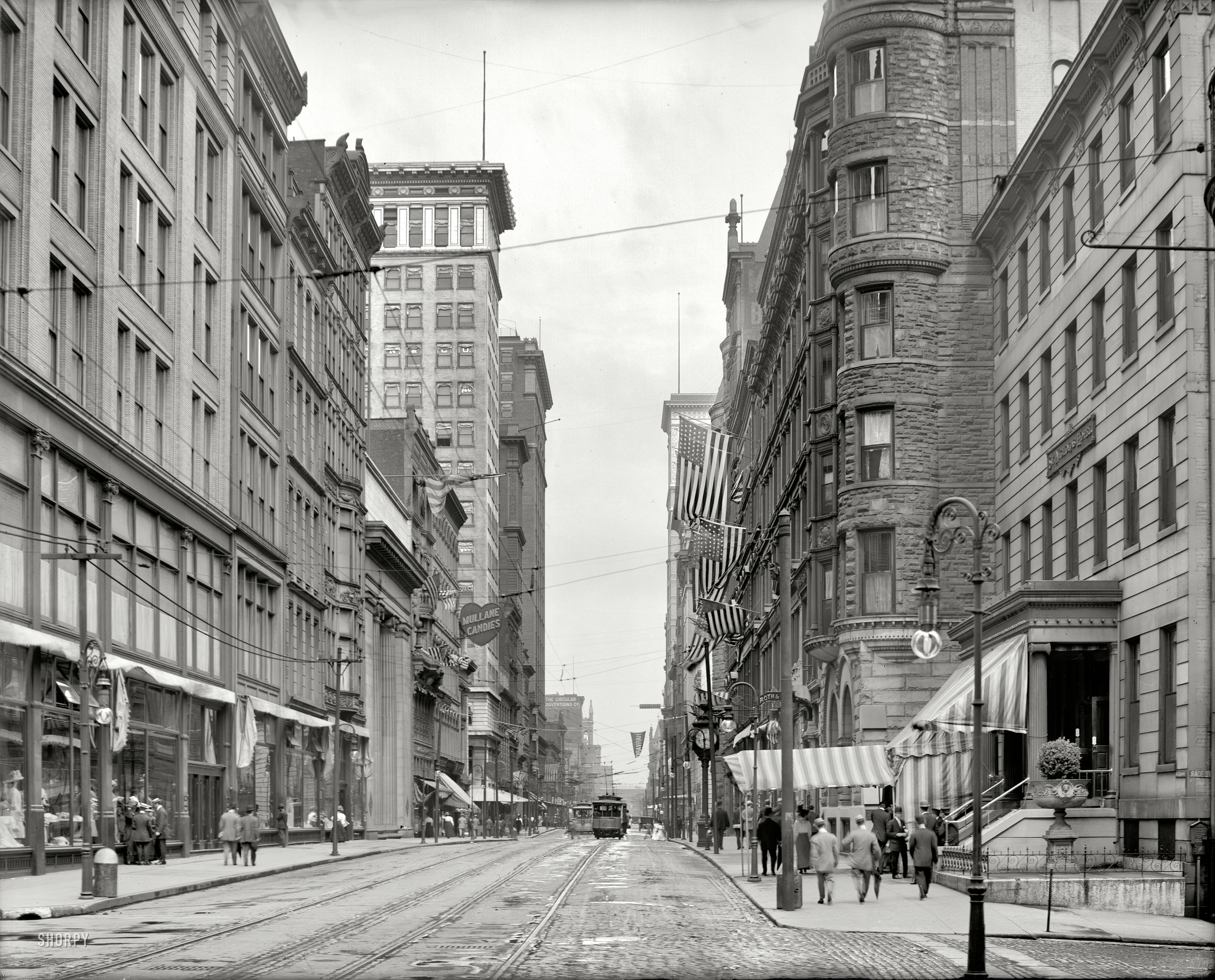 Cincinnati circa 1910. "Fourth Street east from Race." Close-up of this view seen earlier. 8x10 inch glass negative, Detroit Publishing Company. View full size.