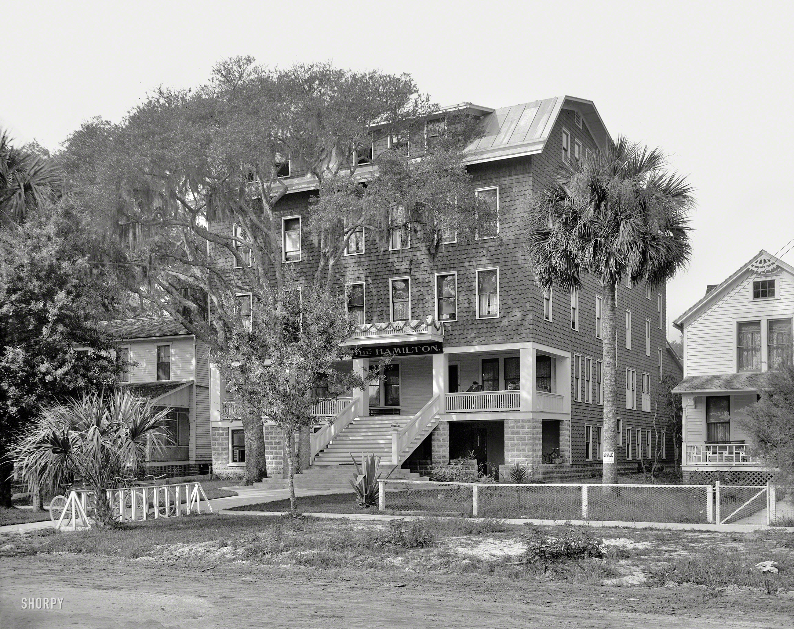 Circa 1908. "The Hamilton -- Daytona, Florida." What used to be called a "tourist home." 8x10 inch glass negative, Detroit Publishing Company. View full size.