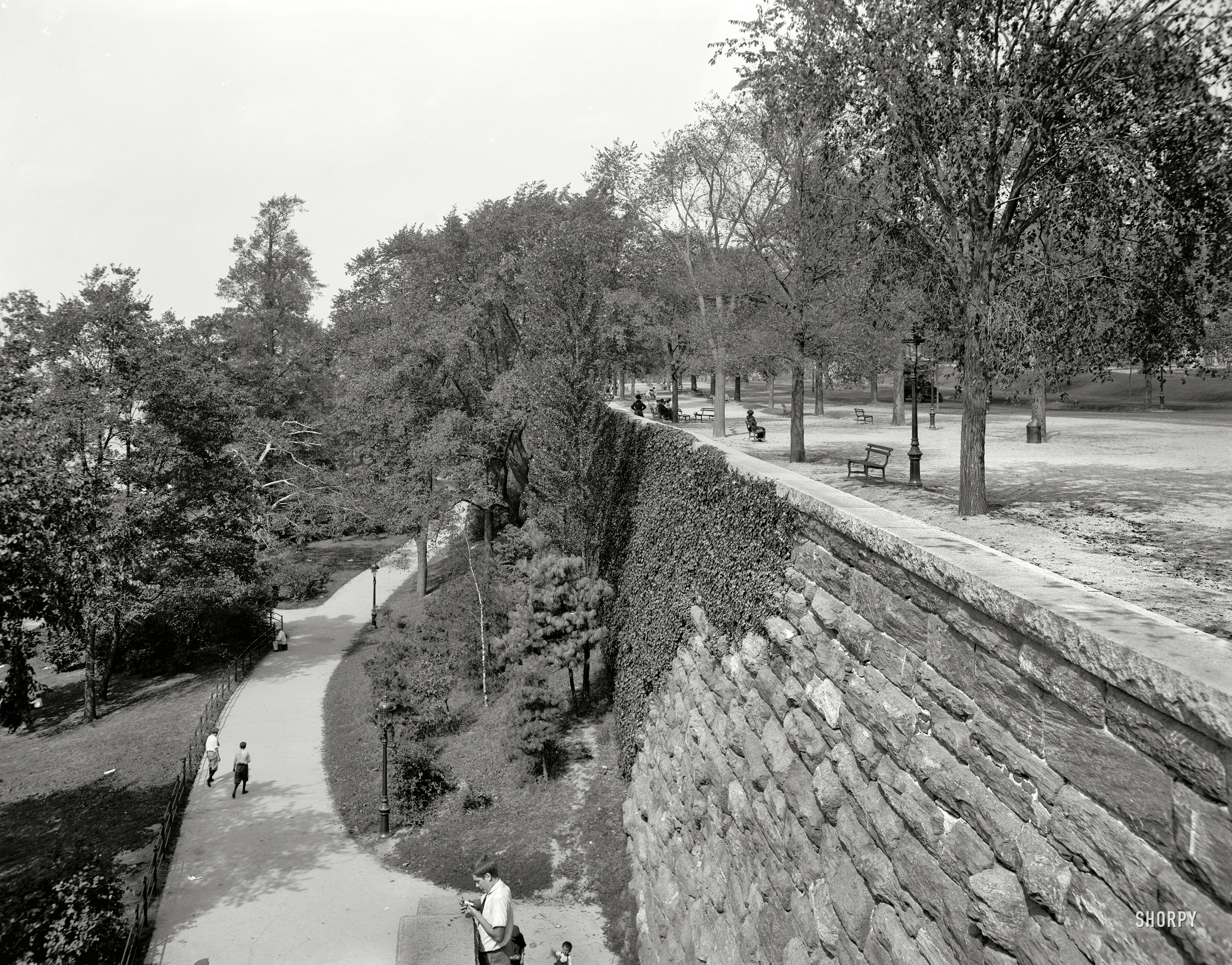 Circa 1910. "Riverside Park, New York." And the ledge that launched a thousand boys. 8x10 inch glass negative, Detroit Publishing Company. View full size.
