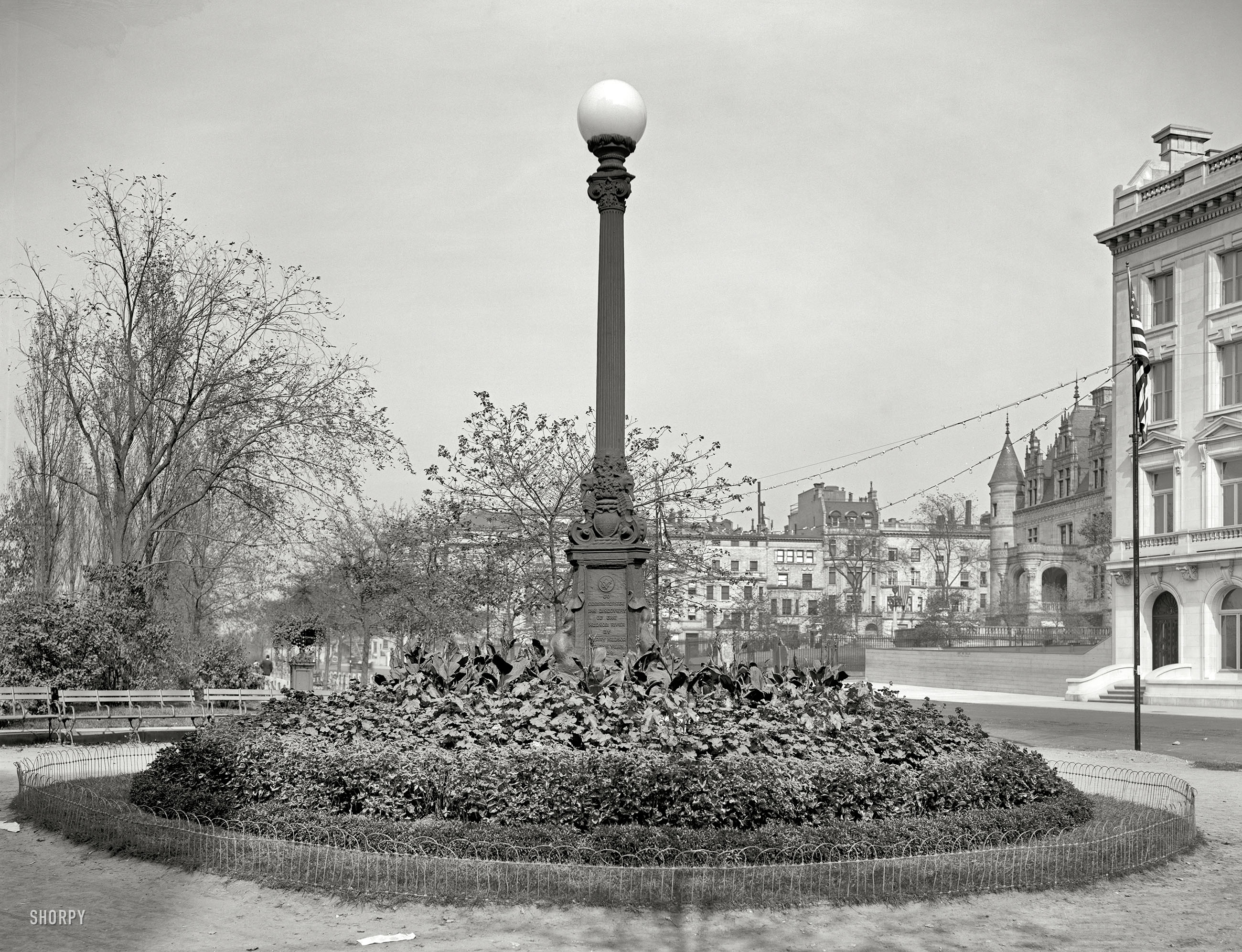 Circa 1909. "Henry Hudson Monument, Riverside Drive, New York." Memorial to the ill-fated discoverer of the Hudson River, Hudson Bay and electric streetlight. 8x10 inch glass negative, Detroit Publishing Company. View full size.