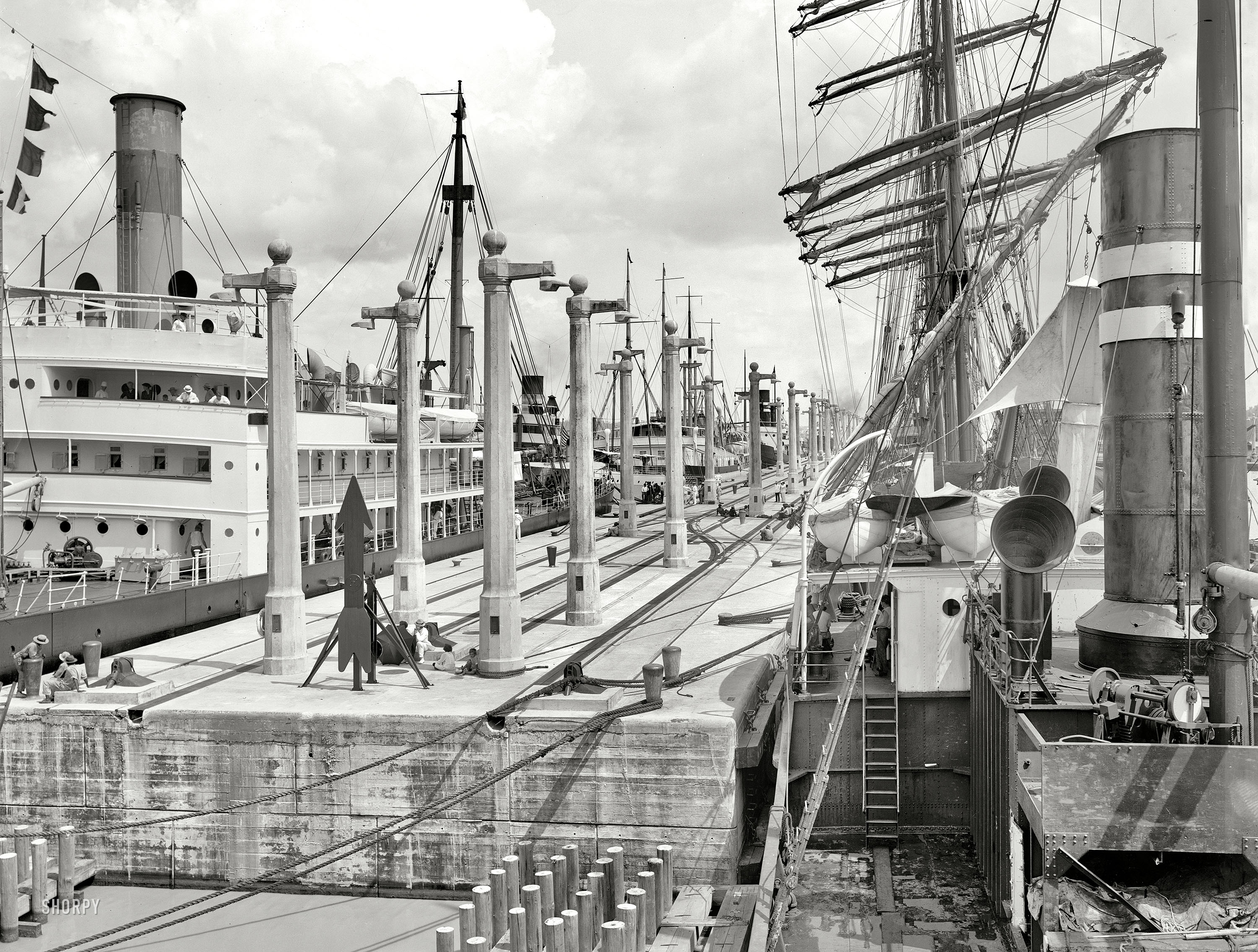 Circa 1915. "North approach, Pedro Miguel Lock, Panama Canal." 8x10 inch dry plate glass negative, Detroit Publishing Company. View full size.