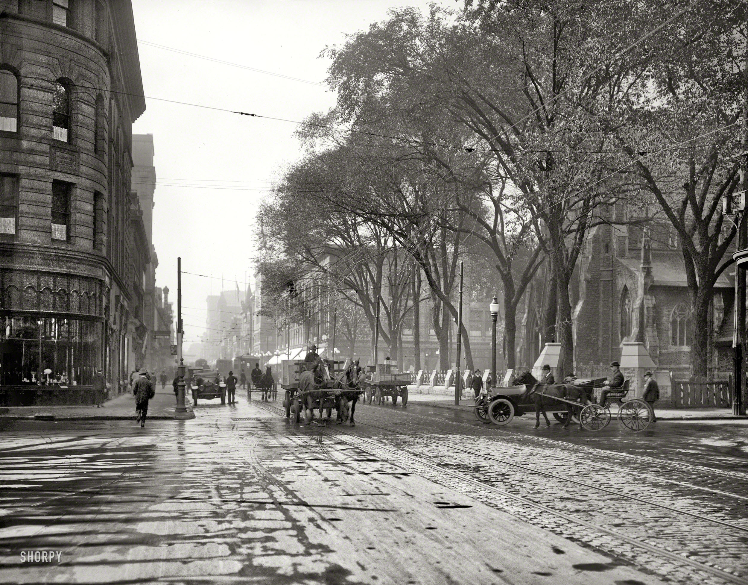 Circa 1916. "St. Catherine Street, Montreal, Quebec." Je me souviens. 8x10 inch dry plate glass negative, Detroit Publishing Company. View full size.