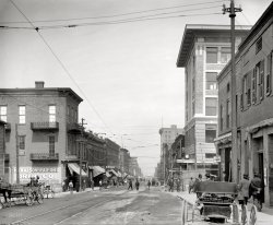 Vicksburg, Mississippi, circa 1910. "Washington Street." 8x10 inch dry plate glass negative, Detroit Publishing Company. View full size.