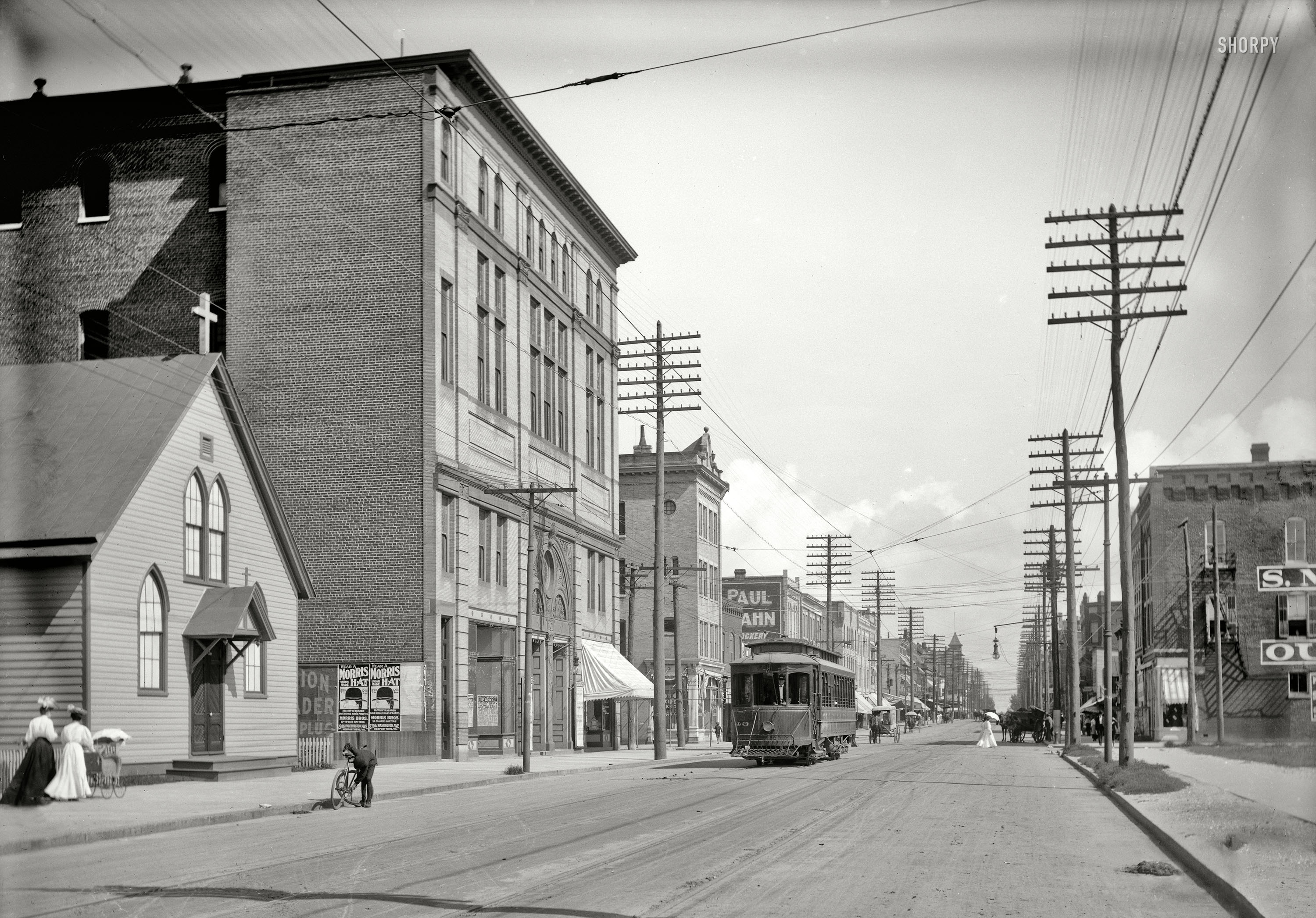Newport News, Virginia, circa 1906. "Washington Avenue." Points of interest include bills advertising Morris Bros. "up-to-date hatters," a nice carbon arc lamp and the No. 43 streetcar. Detroit Publishing glass negative. View full size.