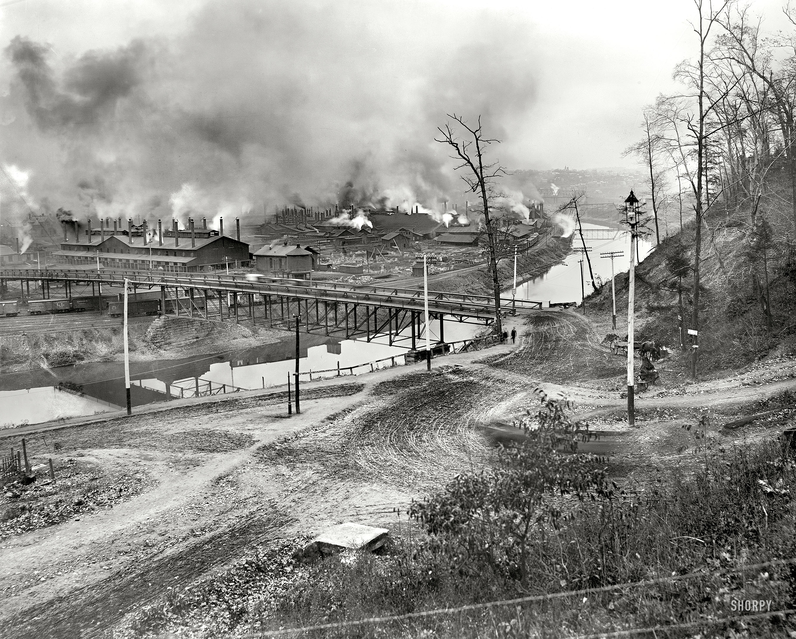 Circa 1902. "Youngstown, Ohio. Steel mill and Mahoning River." 8x10 inch silver gelatin glass transparency, Detroit Publishing Company. View full size.