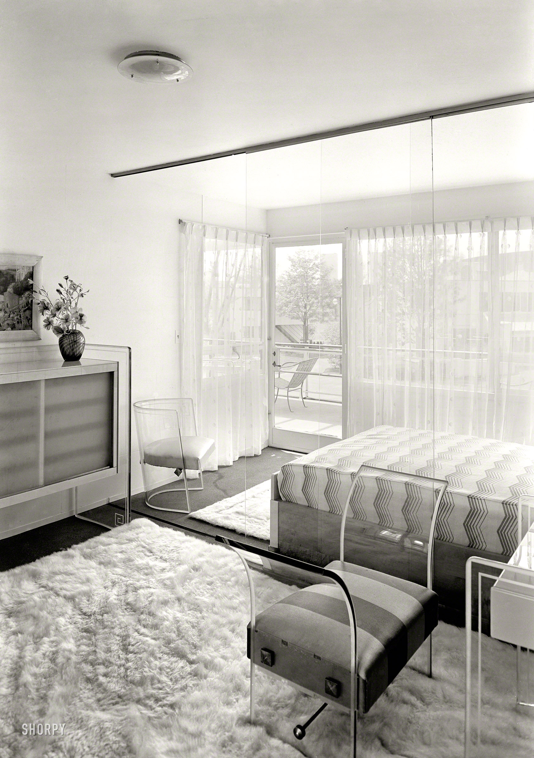June 12, 1939. "New York World's Fair, House of Glass No. 4. Combination bedroom and sleeping porch. Landefeld & Hatch, architect." Also known as the House of Bloody Noses. Gottscho-Schleisner photo. View full size.