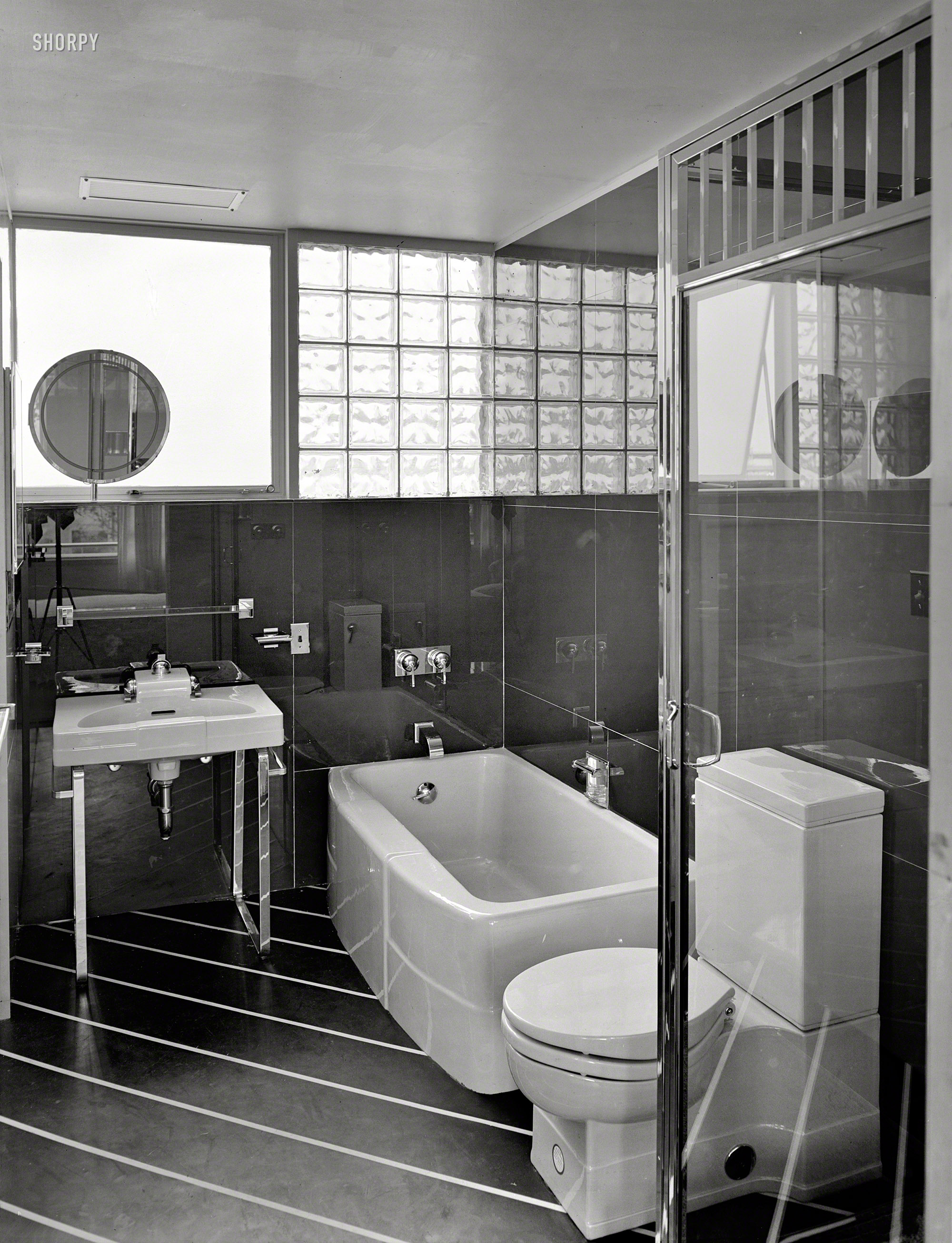 June 12, 1939. "House of Glass No. 4, New York World's Fair. Master bath. Landefeld & Hatch, architect." You know what they say about people in glass bathrooms. Large-format negative by Gottscho-Schleisner. View full size.