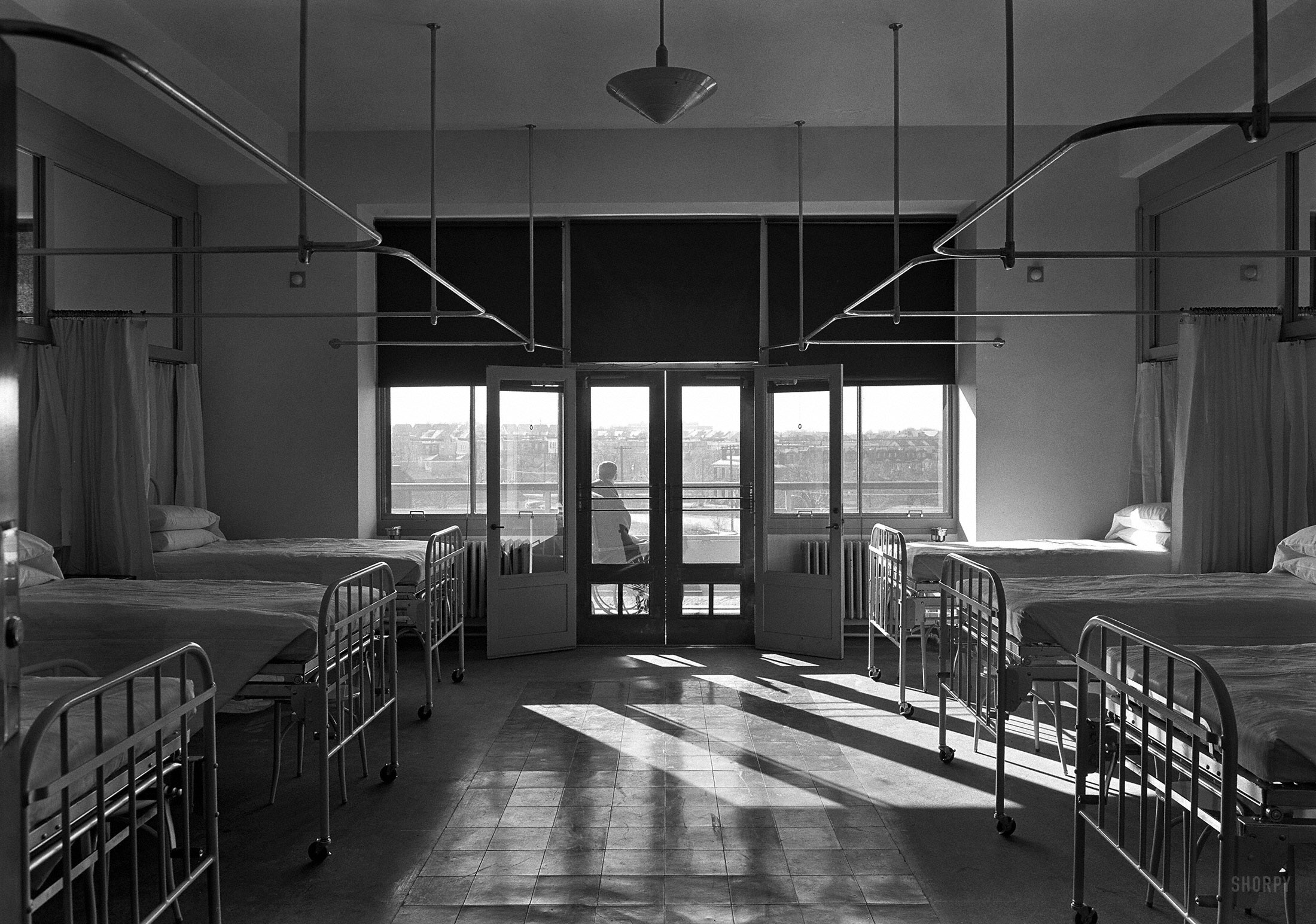 December 23, 1940. "Triboro Hospital for Tuberculosis. Parsons Boulevard, Jamaica, Queens. Typical six-bed ward, to balcony. Eggers & Higgins, architect." Large-format negative by Gottscho-Schleisner. View full size.