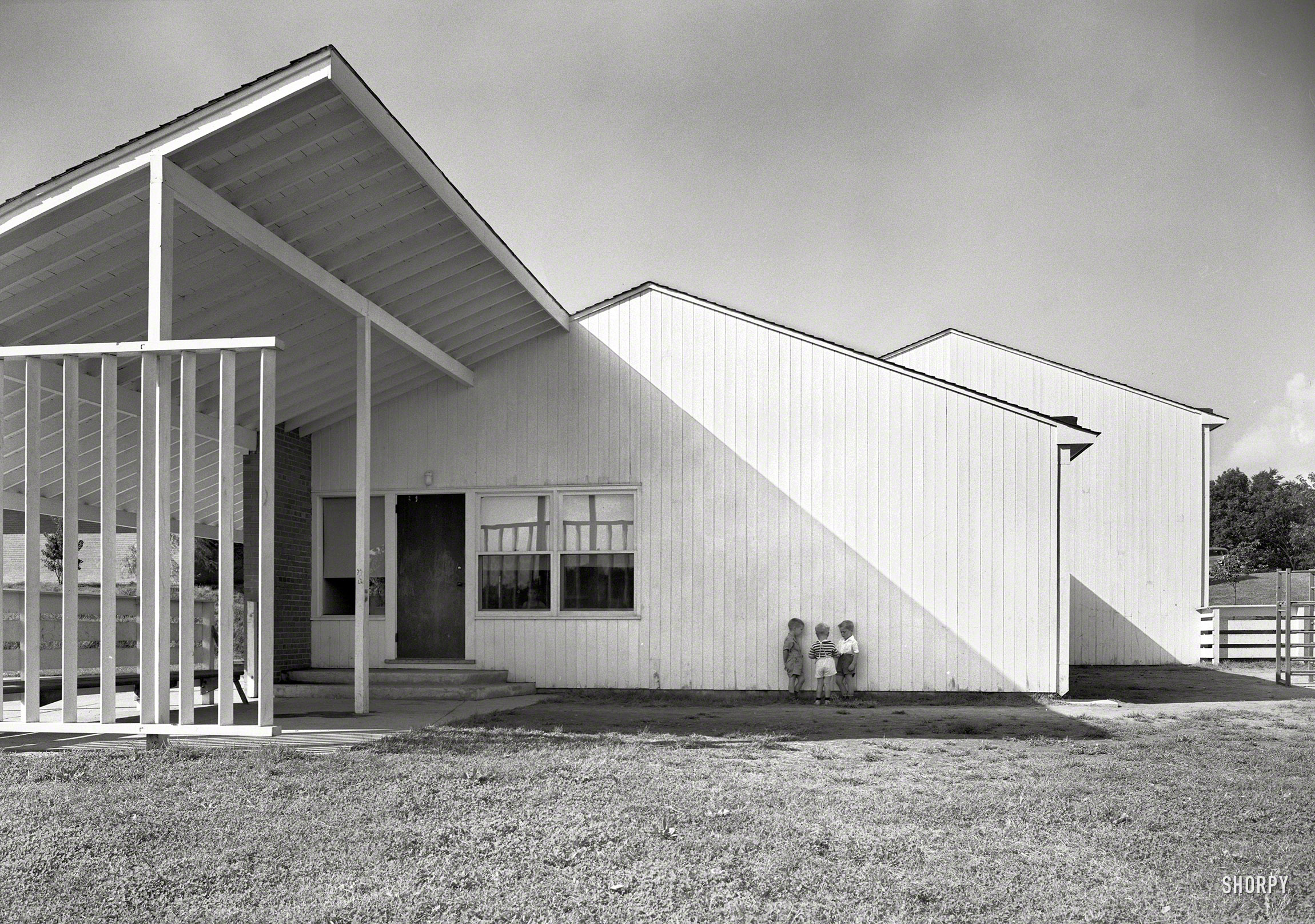 Sept. 25, 1945. "Pine Ford Acres Community Building, Middletown, Pennsylvania. Detail III. Louis I. Kahn, architect." Part of a 450-unit residential development built on 51 acres for the Federal Works Agency and Federal Public Housing Authority. Large-format negative by Gottscho-Schleisner. View full size.