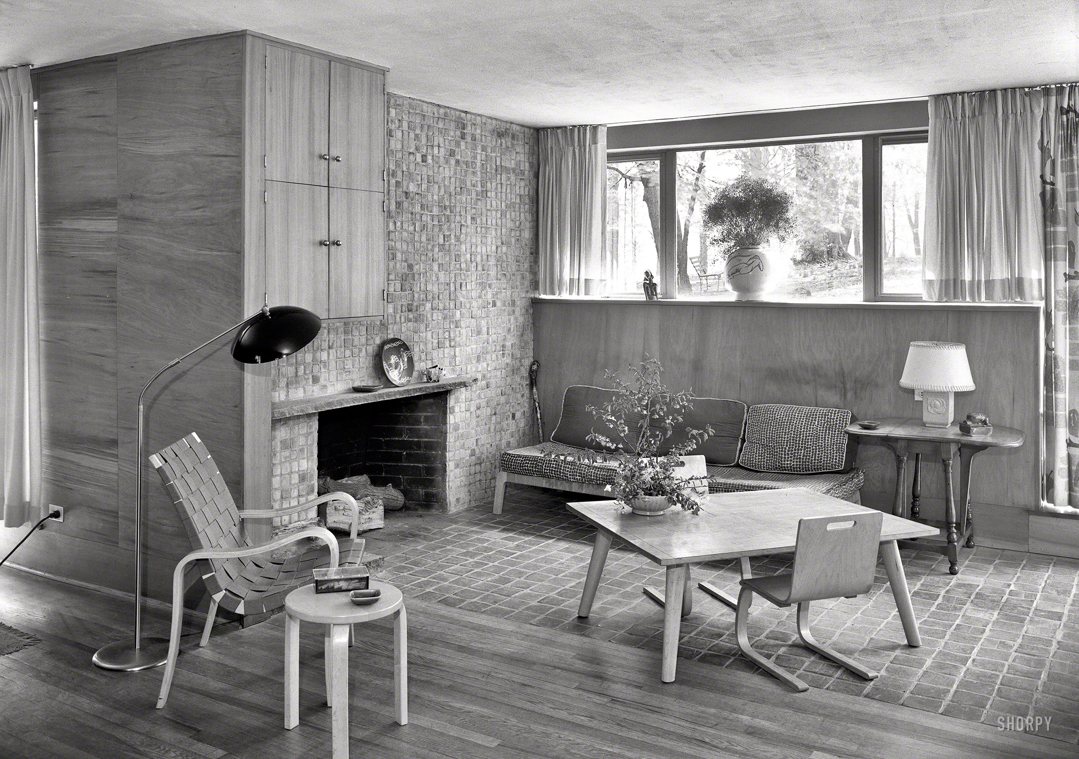 May 4, 1944. "Jesse Oser residence, Elkins Park, Pennsylvania. Louis I. Kahn, architect. Living room to fireplace." With a nice view of the avant-garden. Large-format acetate negative by Gottscho-Schleisner. View full size.