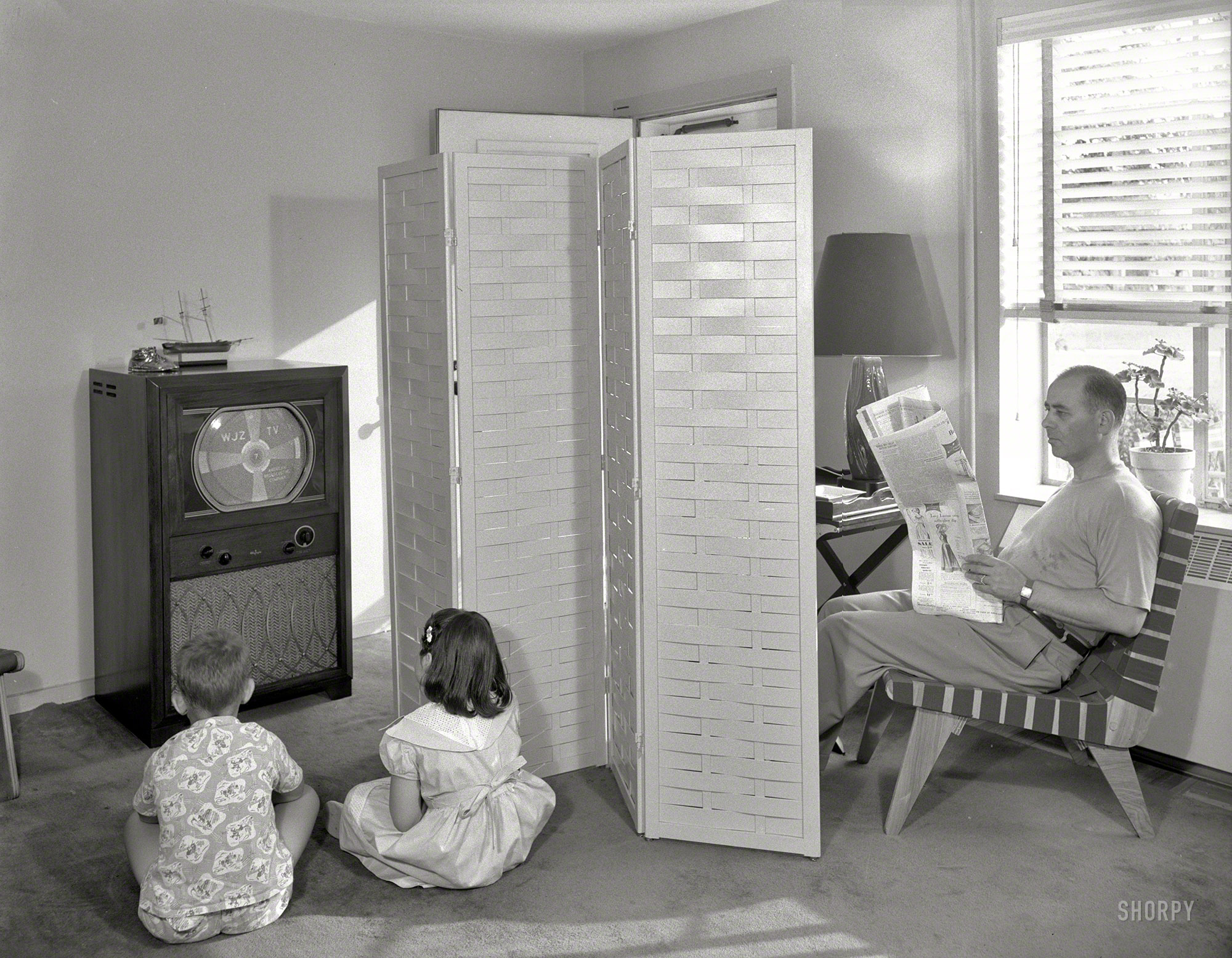 July 12, 1950. "Hilda Kassell, East 53rd Street, New York City. Father reading newspaper, two children viewing television." The test-pattern tone is especially hypnotic this morning. Photo by Gottscho-Schleisner. View full size.
