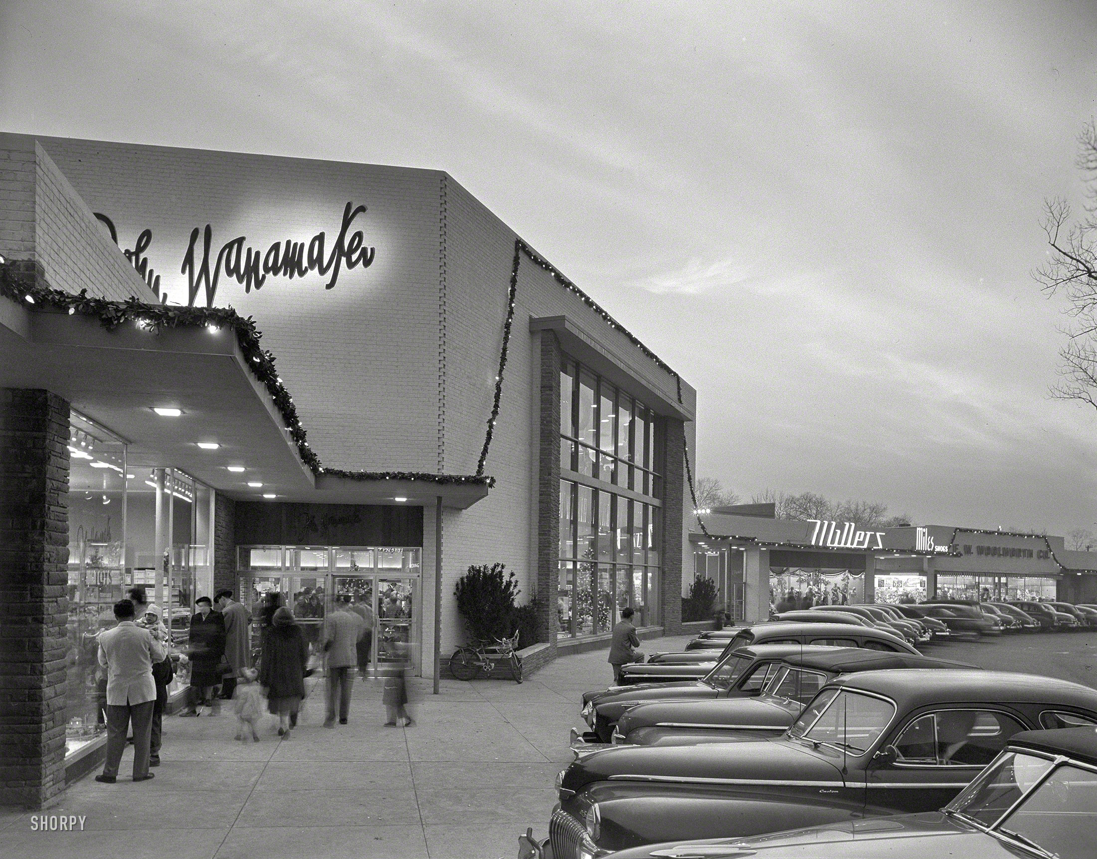 December 1, 1951. "Shopping center, Great Neck, Long Island, New York. Wanamaker's. Lathrop Douglass, architect." A toy display and its audience of tots. Large-format acetate negative by Gottscho-Schleisner. View full size.