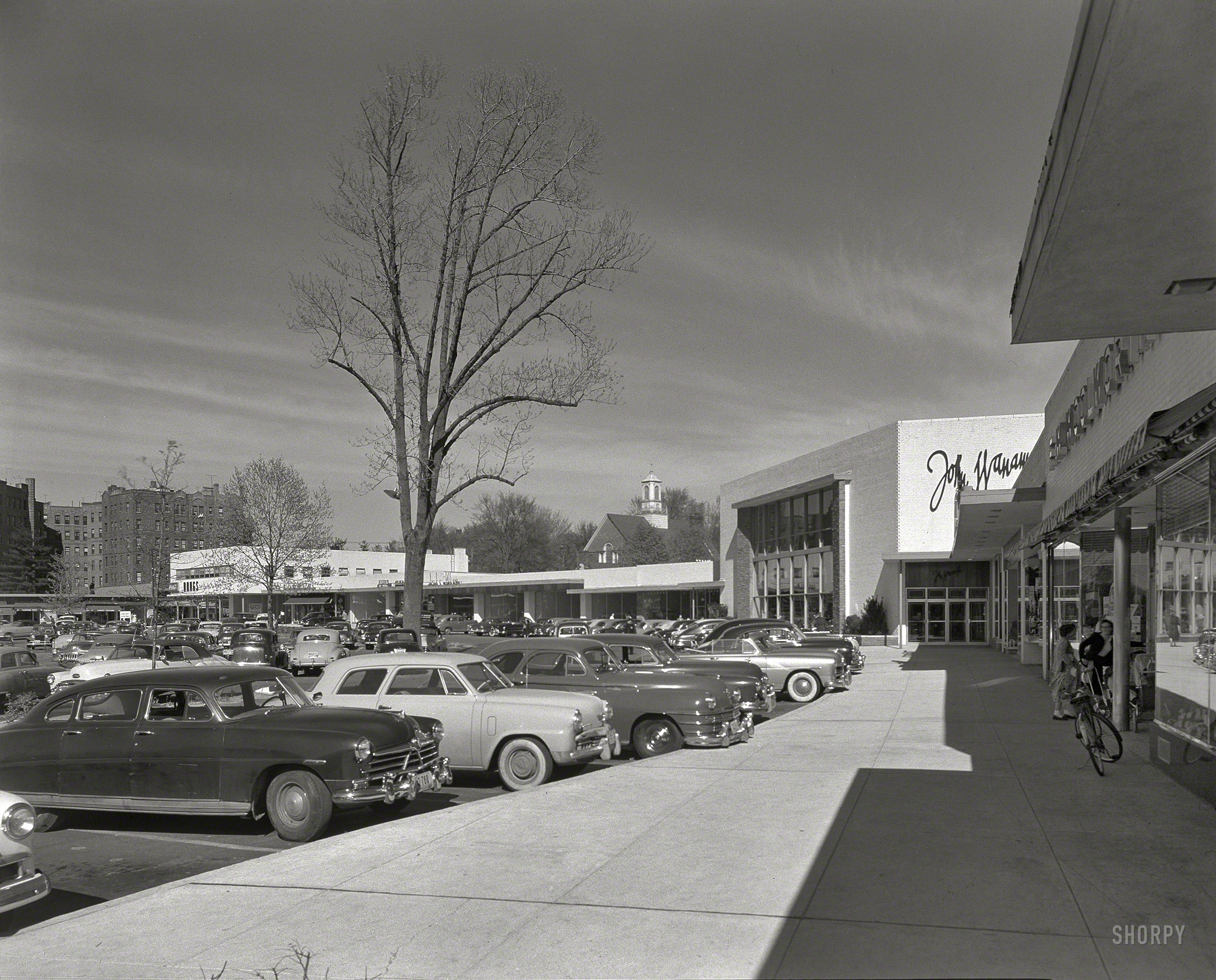 April 30, 1952. "Great Neck Shopping Center, Great Neck, Long Island. Lathrop Douglass, architect." Graveyard of forgotten brands: Hudson, Studebaker, Wanamaker. Seen here earlier. Gottscho-Schleisner photo. View full size.