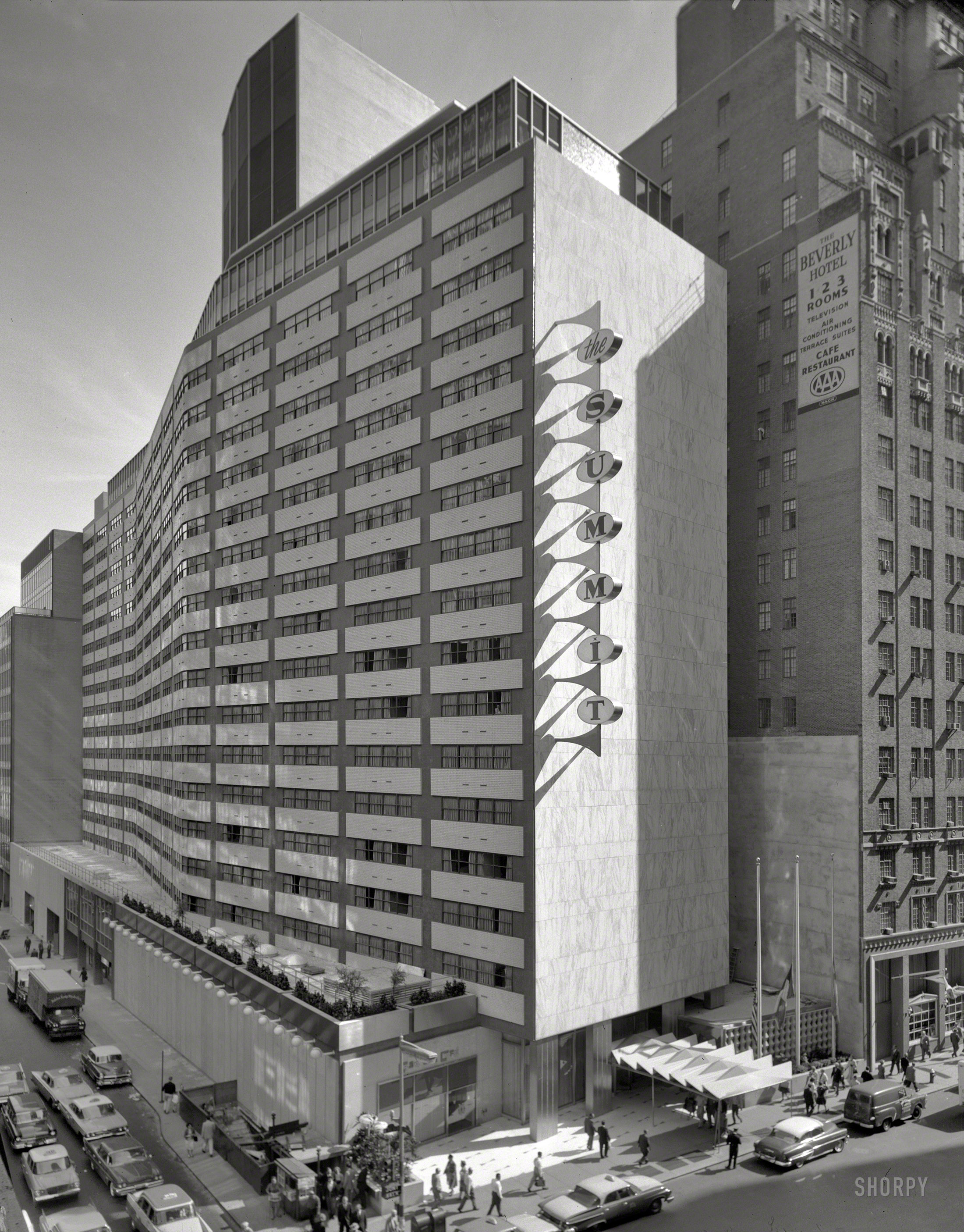 Sept. 18, 1961. New York. "Summit Hotel, 51st Street and Lexington Avenue. Exterior from northwest. Morris Lapidus, Harle & Liebman, architects." Hints of Cold War intrigue here. Gottscho-Schleisner photo. View full size.