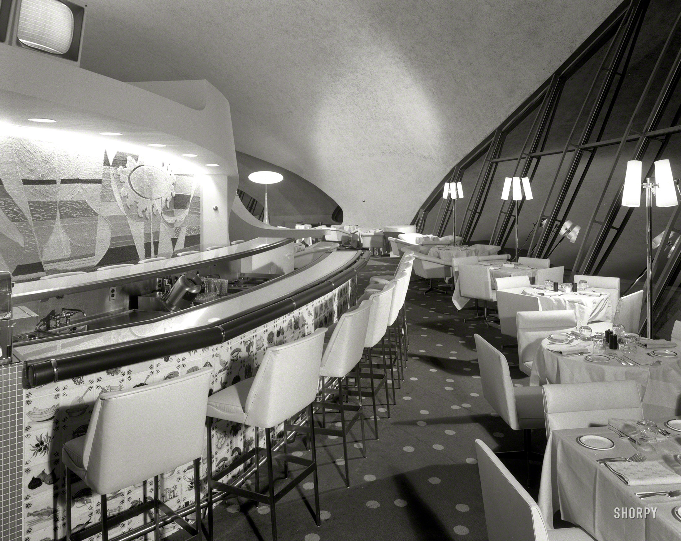August 29, 1962. New York. "TWA terminal, Idlewild. Union News restaurants -- Lisbon Lounge II. Raymond Loewy." Nowadays of course we have Sbarro's and Panda Express at the airport, but 50 years ago people had to make do with this. Large-format safety negative by Gottscho-Schleisner. View full size.