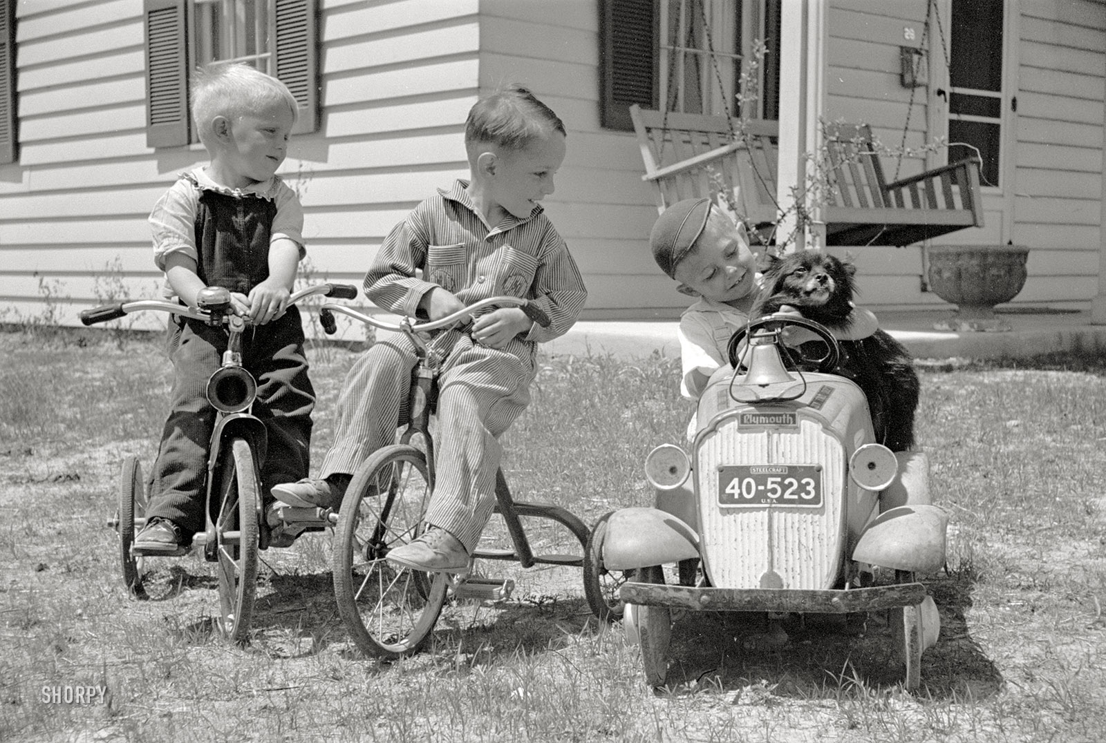 May 1936. "Boys playing. Decatur Homesteads, Indiana." 35mm nitrate negative by Carl Mydans for the Resettlement Administration. View full size.